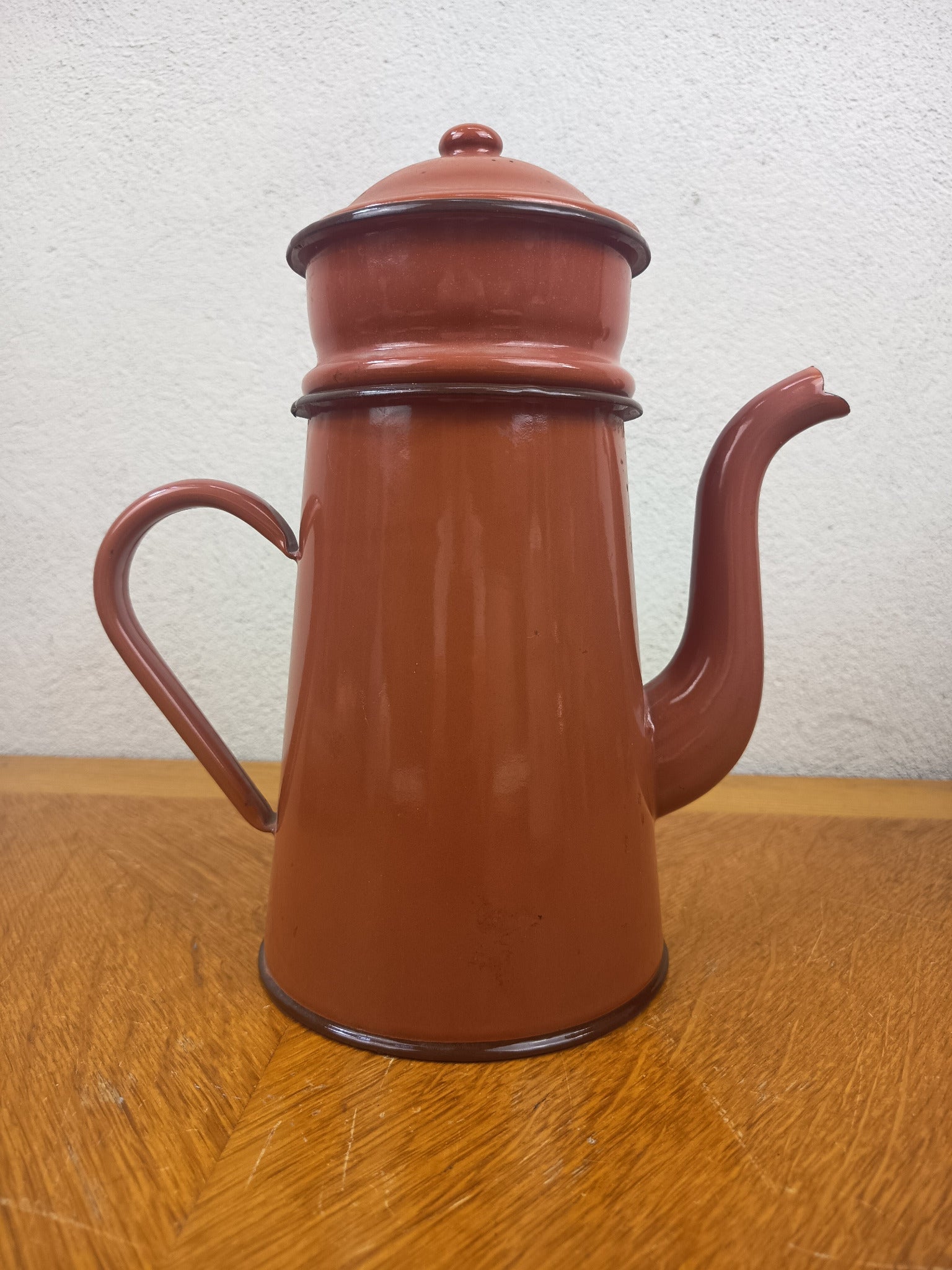 Cafetière émaillée ancienne – Couleur brun rouge
