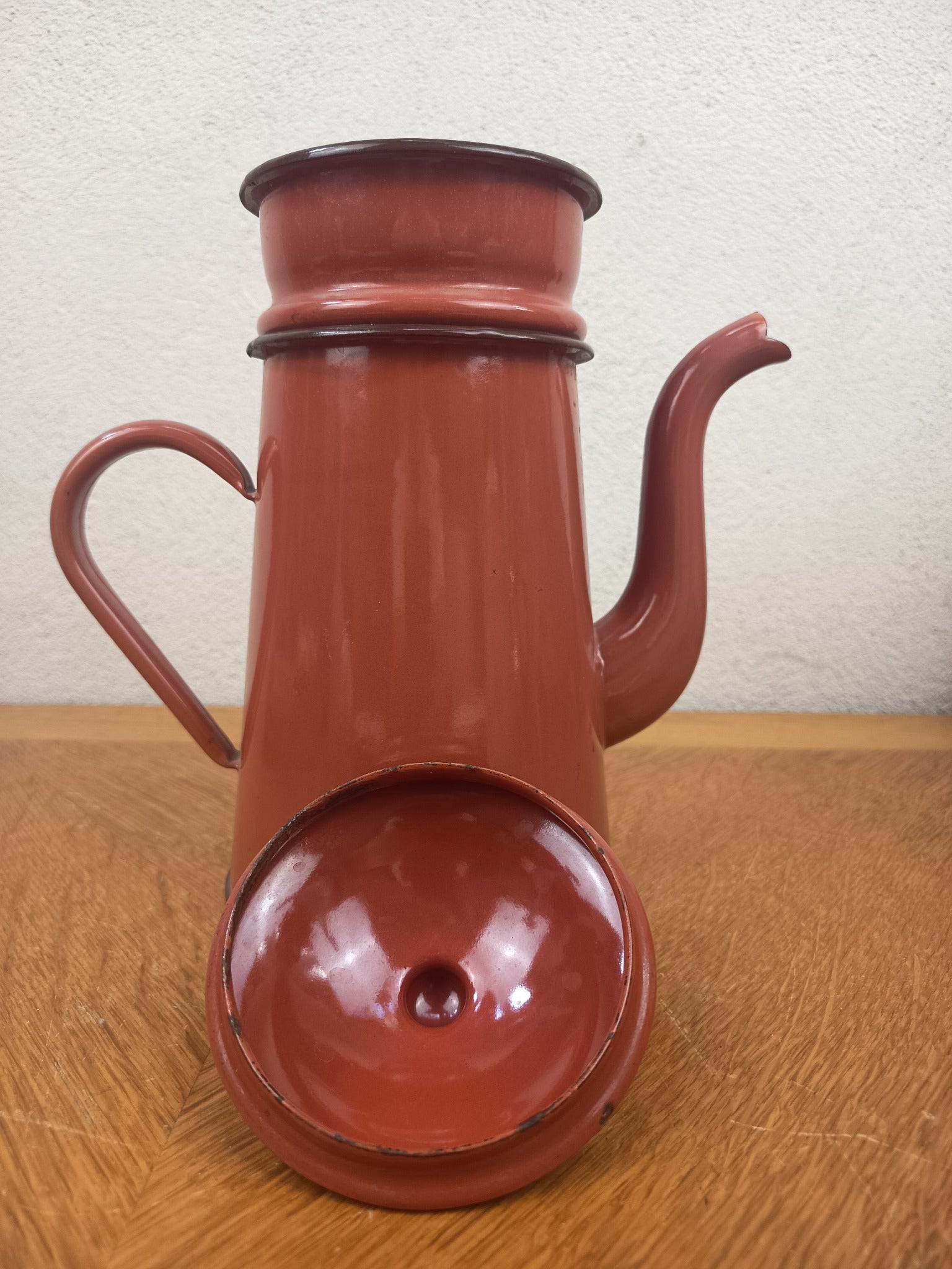 Cafetière émaillée ancienne – Couleur brun rouge