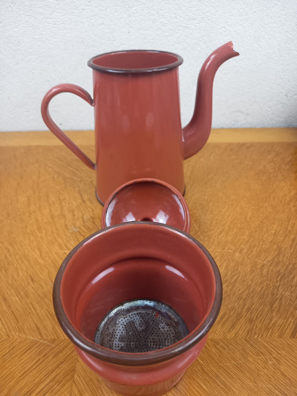 Cafetière émaillée ancienne – Couleur brun rouge