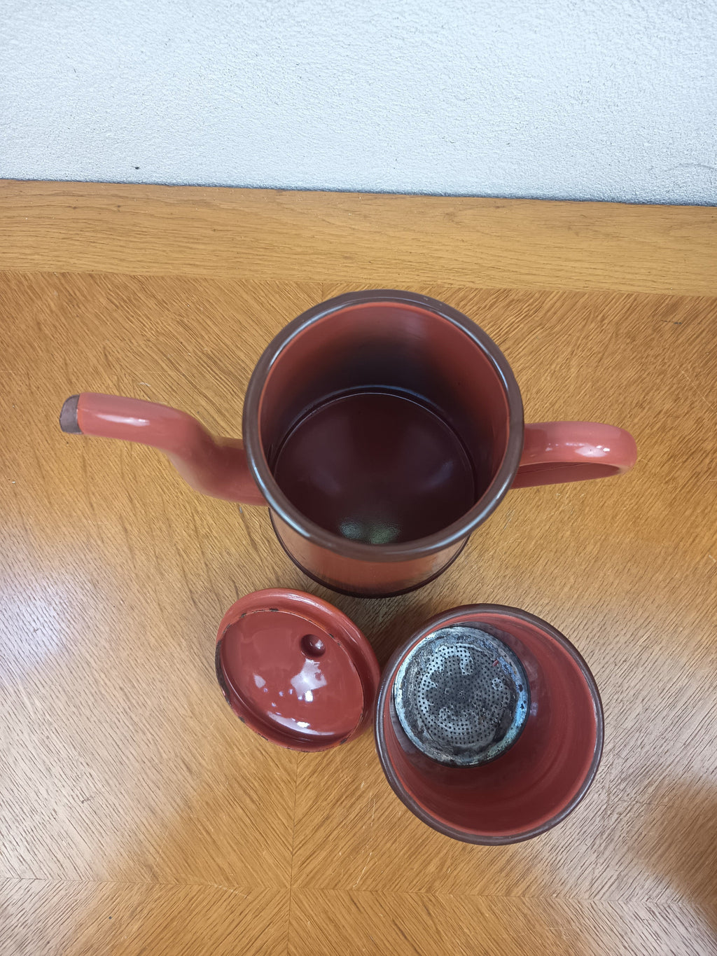 Cafetière émaillée ancienne – Couleur brun rouge
