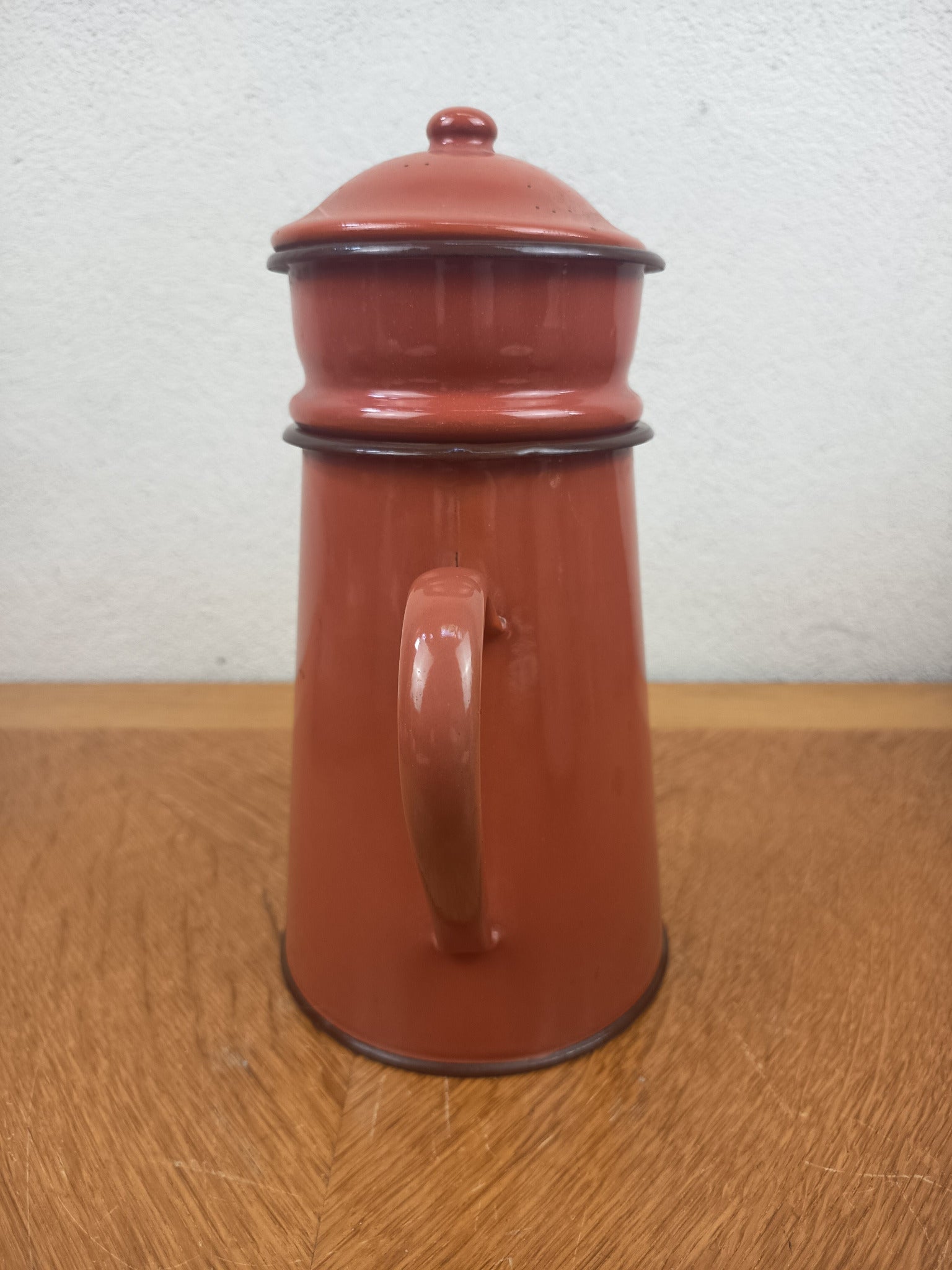Cafetière émaillée ancienne – Couleur brun rouge