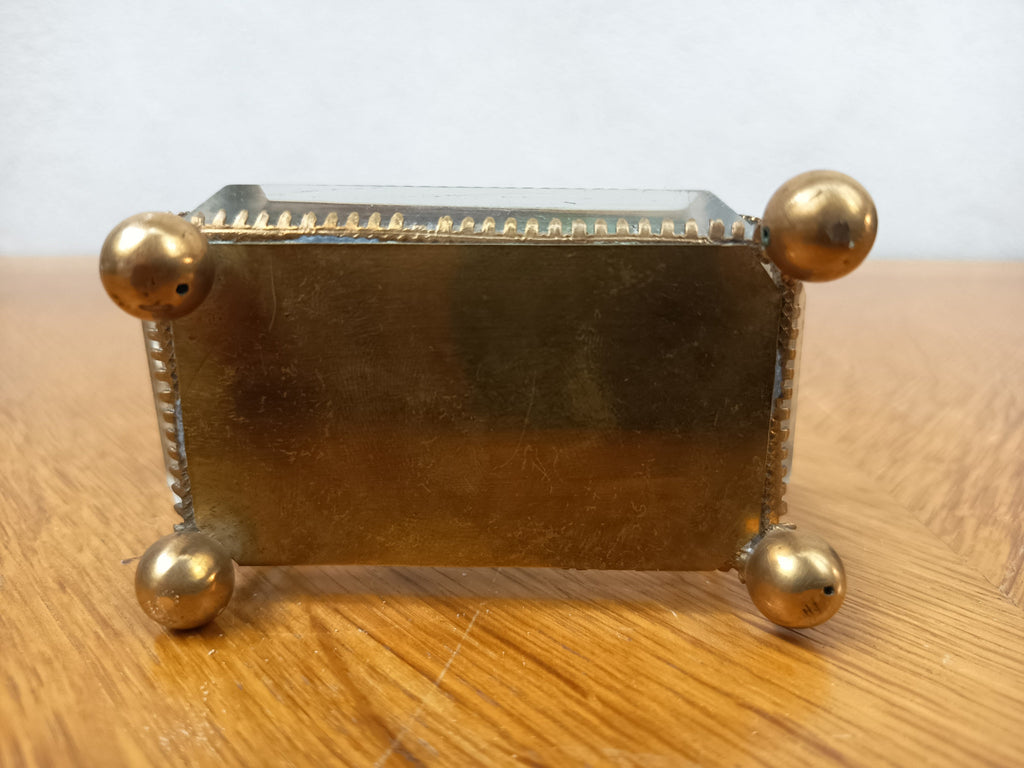 Boîte à bijoux ancienne en verre biseauté et laiton patiné, posée sur petits pieds boule, avec système de fermeture cassé.