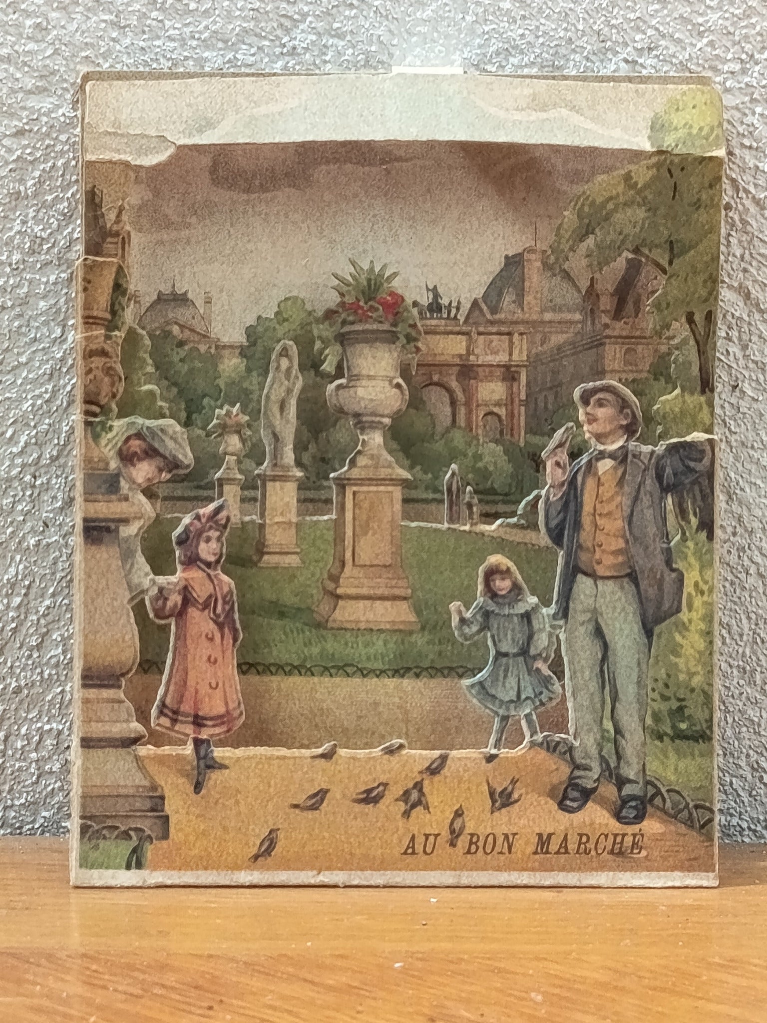 Chromo ancien Au Bon Marché à système dépliant représentant le Jardin des Tuileries à Paris en décor relief, format 14 x 10 cm.