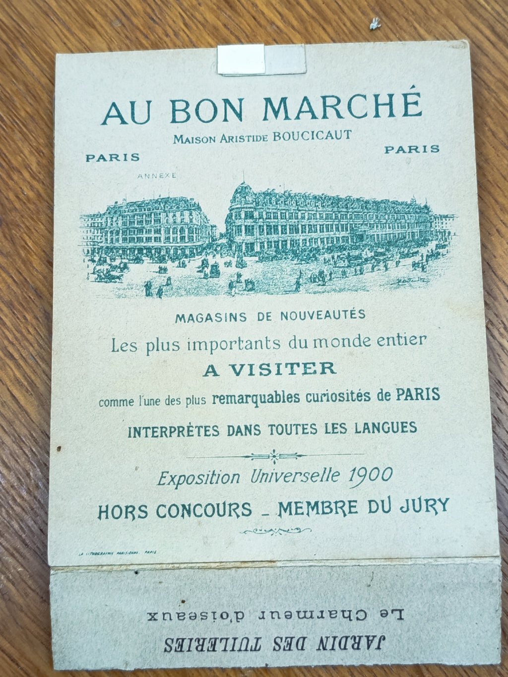 Chromo ancien Au Bon Marché à système dépliant représentant le Jardin des Tuileries à Paris en décor relief, format 14 x 10 cm.
