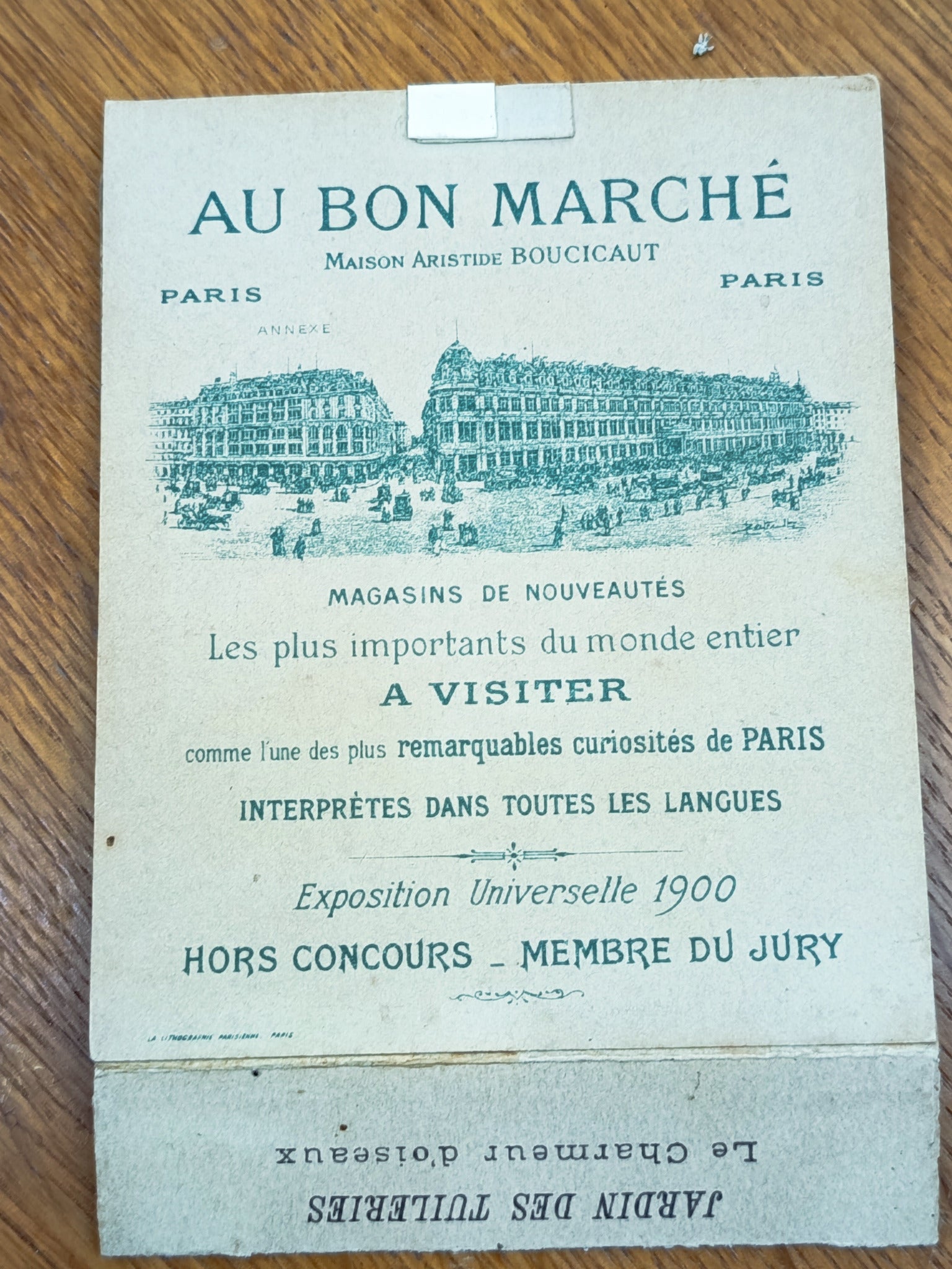 Chromo ancien Au Bon Marché à système dépliant représentant le Jardin des Tuileries à Paris en décor relief, format 14 x 10 cm.