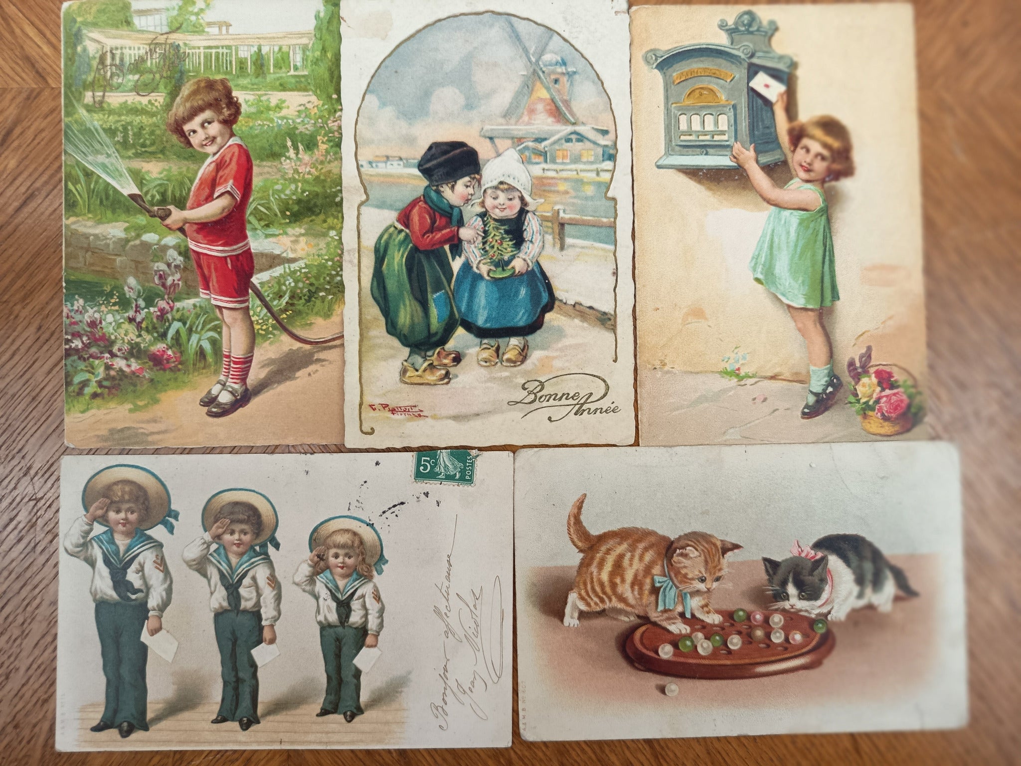 Lot de cartes postales anciennes illustrées sur le thème de l’enfance, enfants, jouets, scènes tendres et cartes fantaisie de collection.