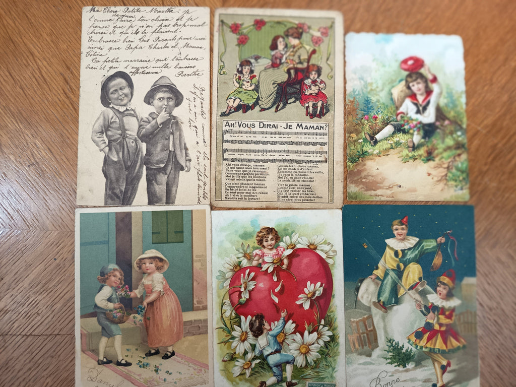 Lot de cartes postales anciennes illustrées sur le thème de l’enfance, enfants, jouets, scènes tendres et cartes fantaisie de collection.