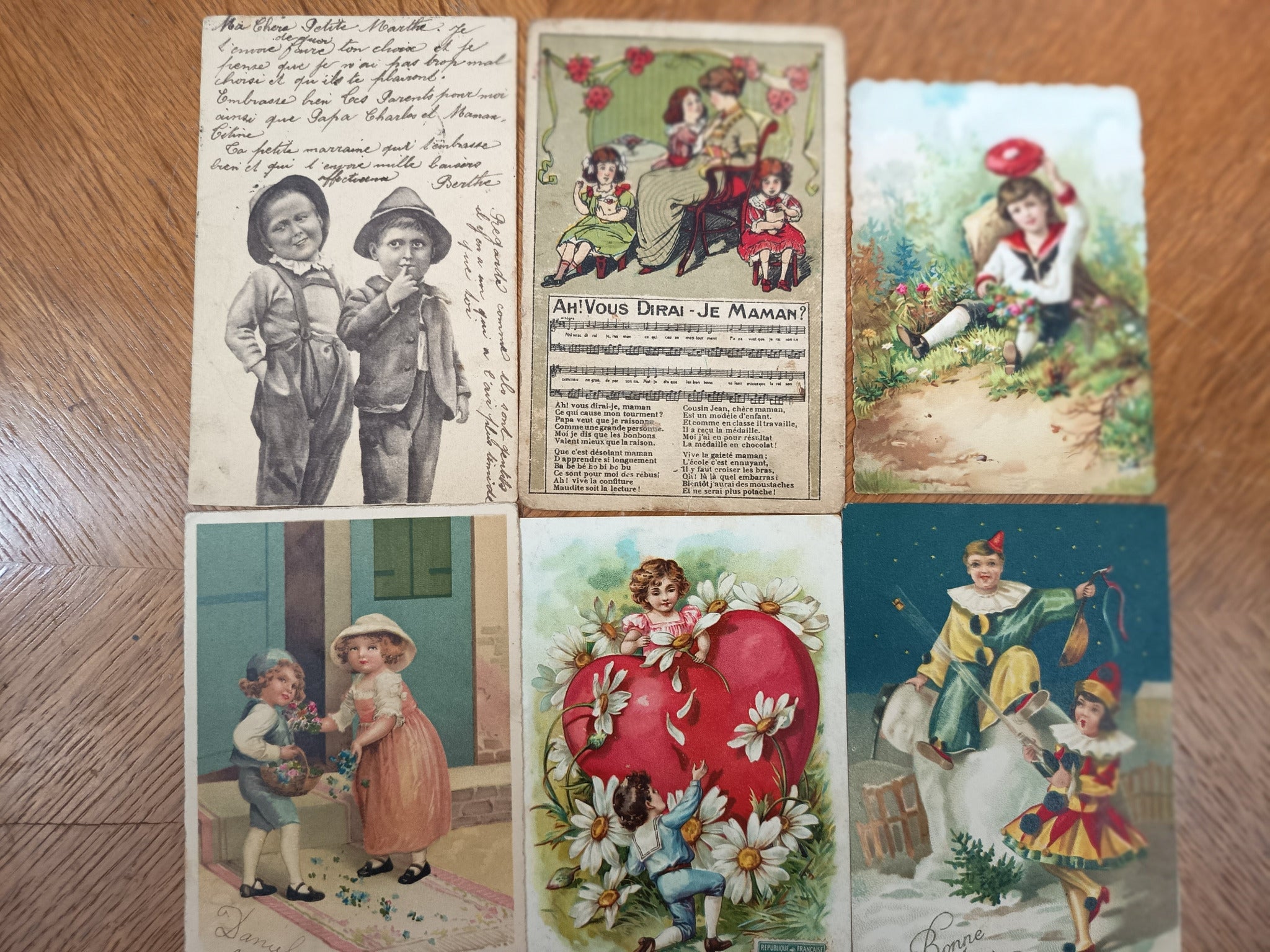 Lot de cartes postales anciennes illustrées sur le thème de l’enfance, enfants, jouets, scènes tendres et cartes fantaisie de collection.