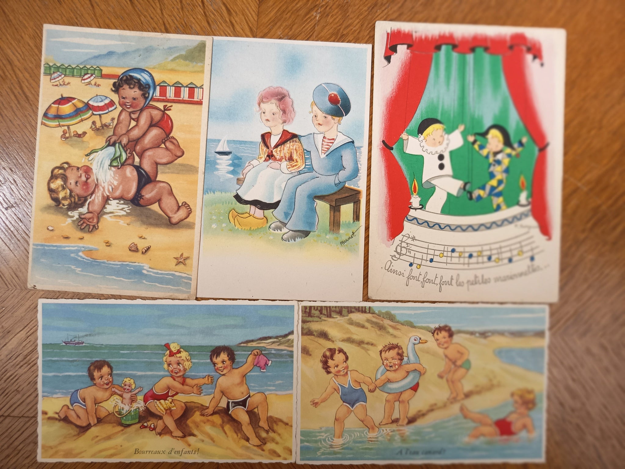 Lot de cartes postales anciennes illustrées sur le thème de l’enfance, enfants, jouets, scènes tendres et cartes fantaisie de collection.