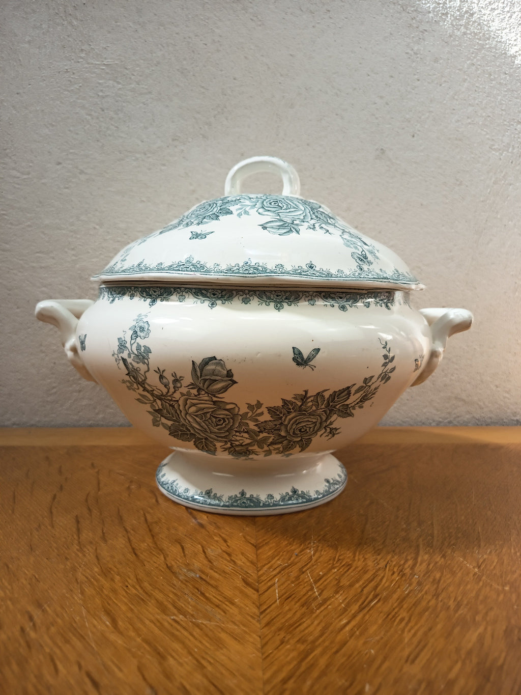 Soupière ancienne en terre de fer de Nimy Belgique, modèle Pinson, décor floral bleu-vert avec oiseaux et papillons, 24 x 30 cm.
