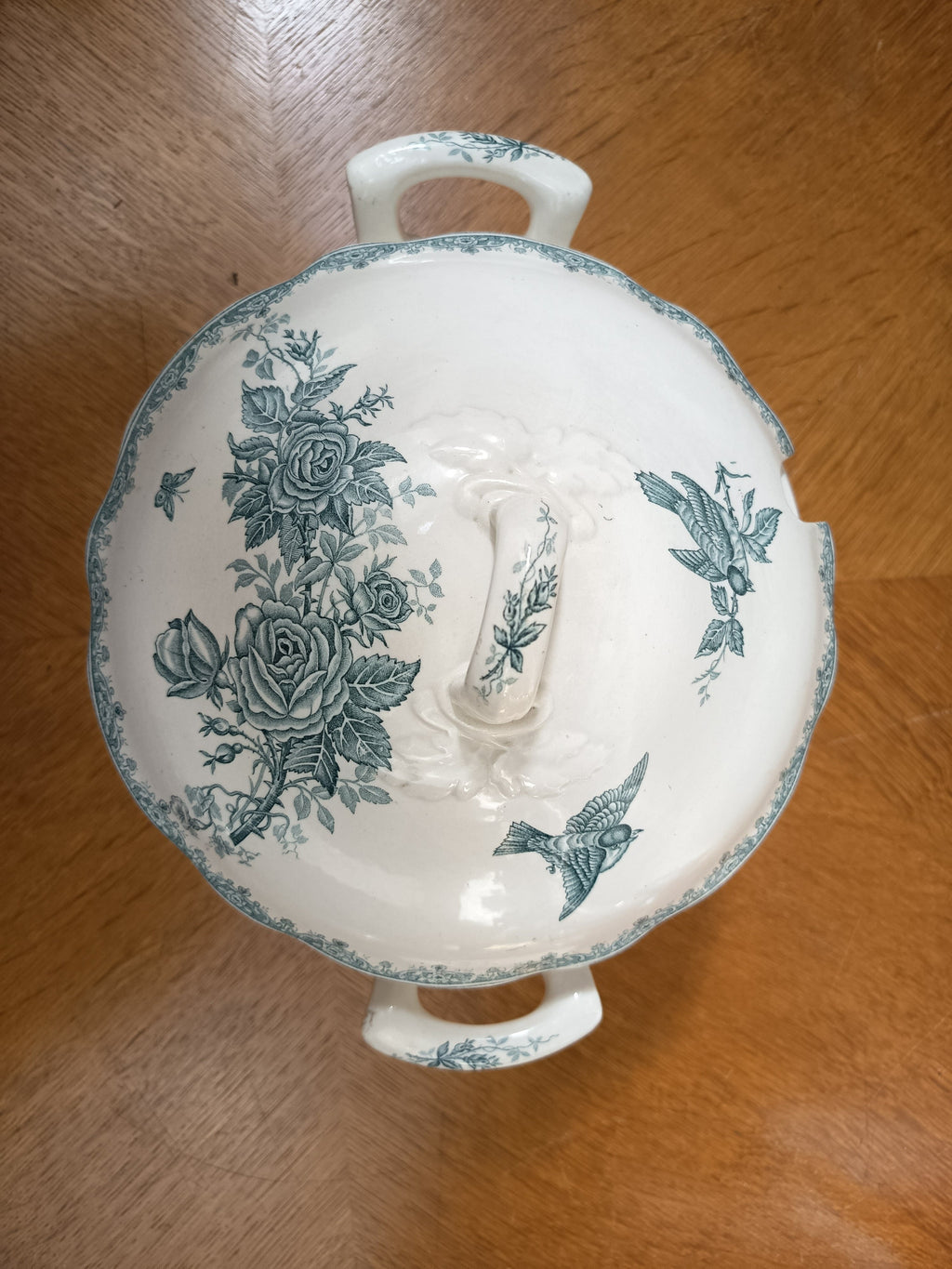 Soupière ancienne en terre de fer de Nimy Belgique, modèle Pinson, décor floral bleu-vert avec oiseaux et papillons, 24 x 30 cm.