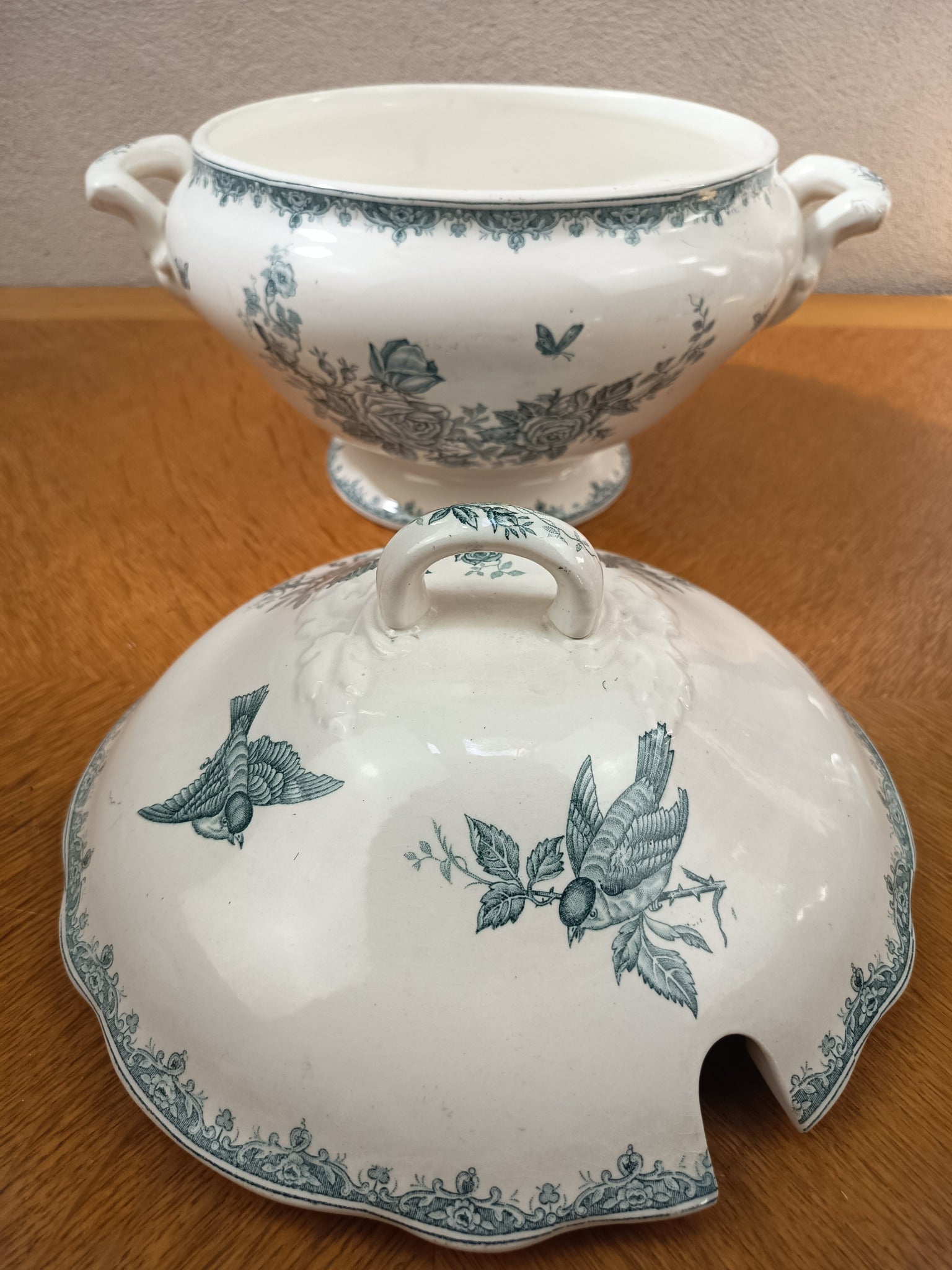Soupière ancienne en terre de fer de Nimy Belgique, modèle Pinson, décor floral bleu-vert avec oiseaux et papillons, 24 x 30 cm.