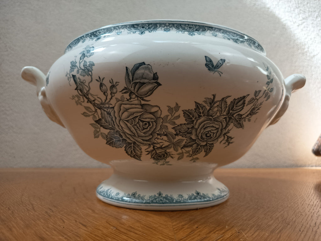 Soupière ancienne en terre de fer de Nimy Belgique, modèle Pinson, décor floral bleu-vert avec oiseaux et papillons, 24 x 30 cm.