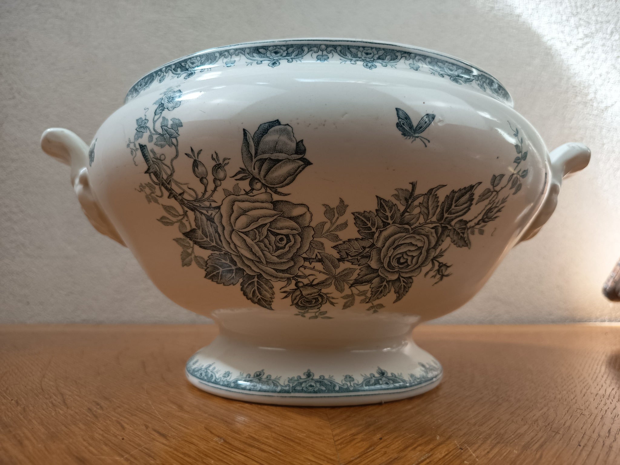 Soupière ancienne en terre de fer de Nimy Belgique, modèle Pinson, décor floral bleu-vert avec oiseaux et papillons, 24 x 30 cm.