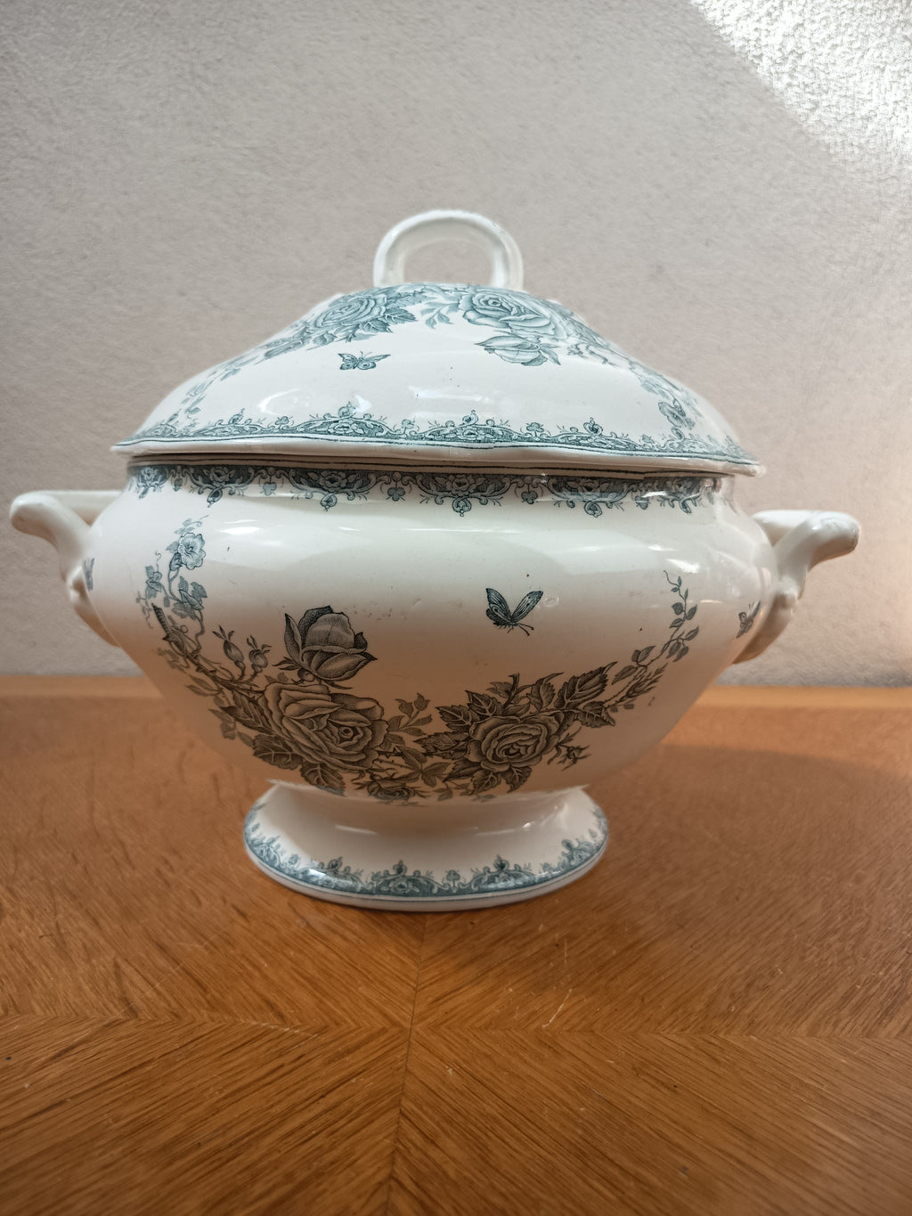 Soupière ancienne en terre de fer de Nimy Belgique, modèle Pinson, décor floral bleu-vert avec oiseaux et papillons, 24 x 30 cm.