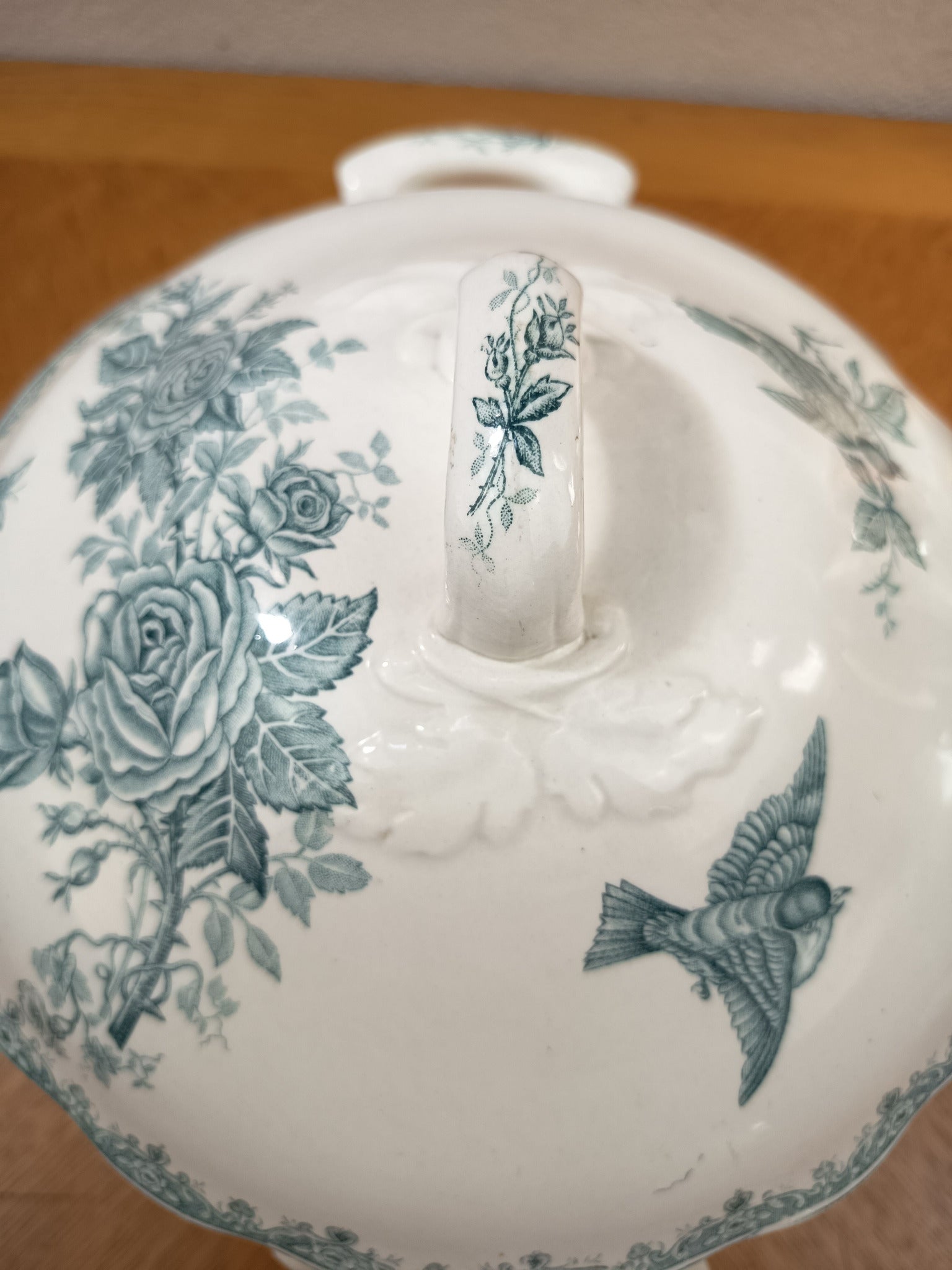 Soupière ancienne en terre de fer de Nimy Belgique, modèle Pinson, décor floral bleu-vert avec oiseaux et papillons, 24 x 30 cm.