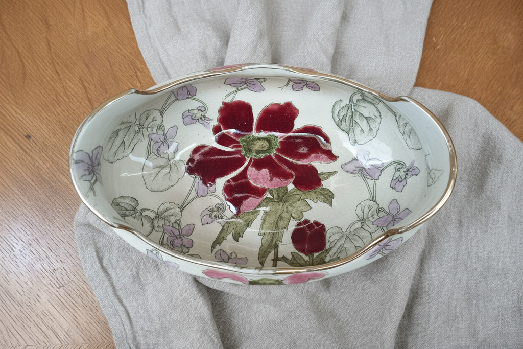 Navette de table ancienne en faïence de Lunéville Keller & Guérin, décor floral rose et mauve, 22 cm de long.