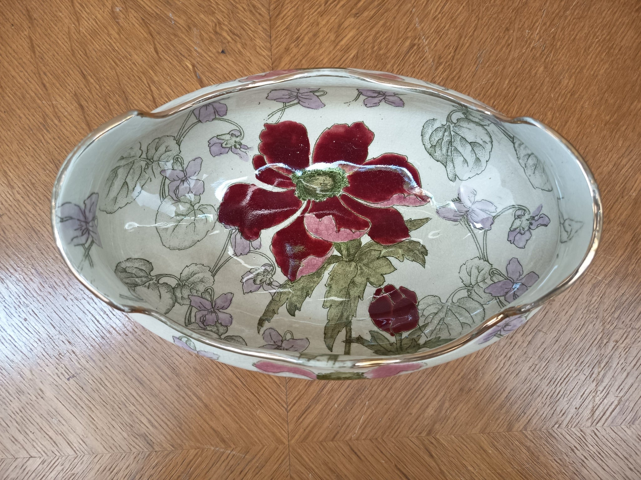 Navette de table ancienne en faïence de Lunéville Keller & Guérin, décor floral rose et mauve, 22 cm de long.