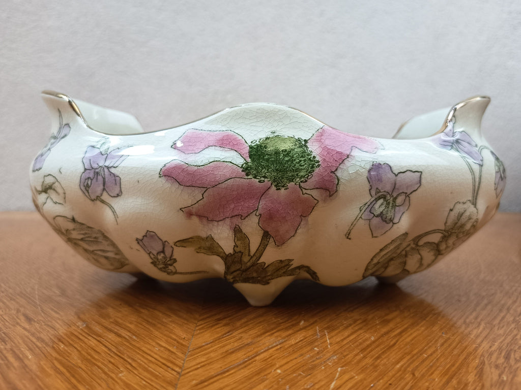 Navette de table ancienne en faïence de Lunéville Keller & Guérin, décor floral rose et mauve, 22 cm de long.