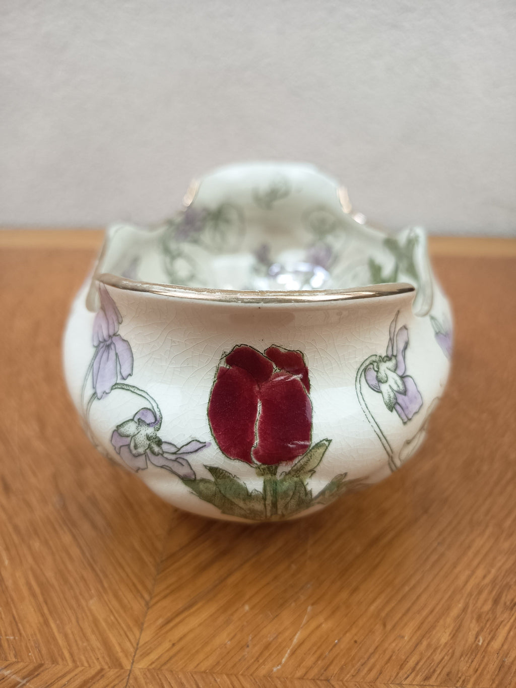 Navette de table ancienne en faïence de Lunéville Keller & Guérin, décor floral rose et mauve, 22 cm de long.