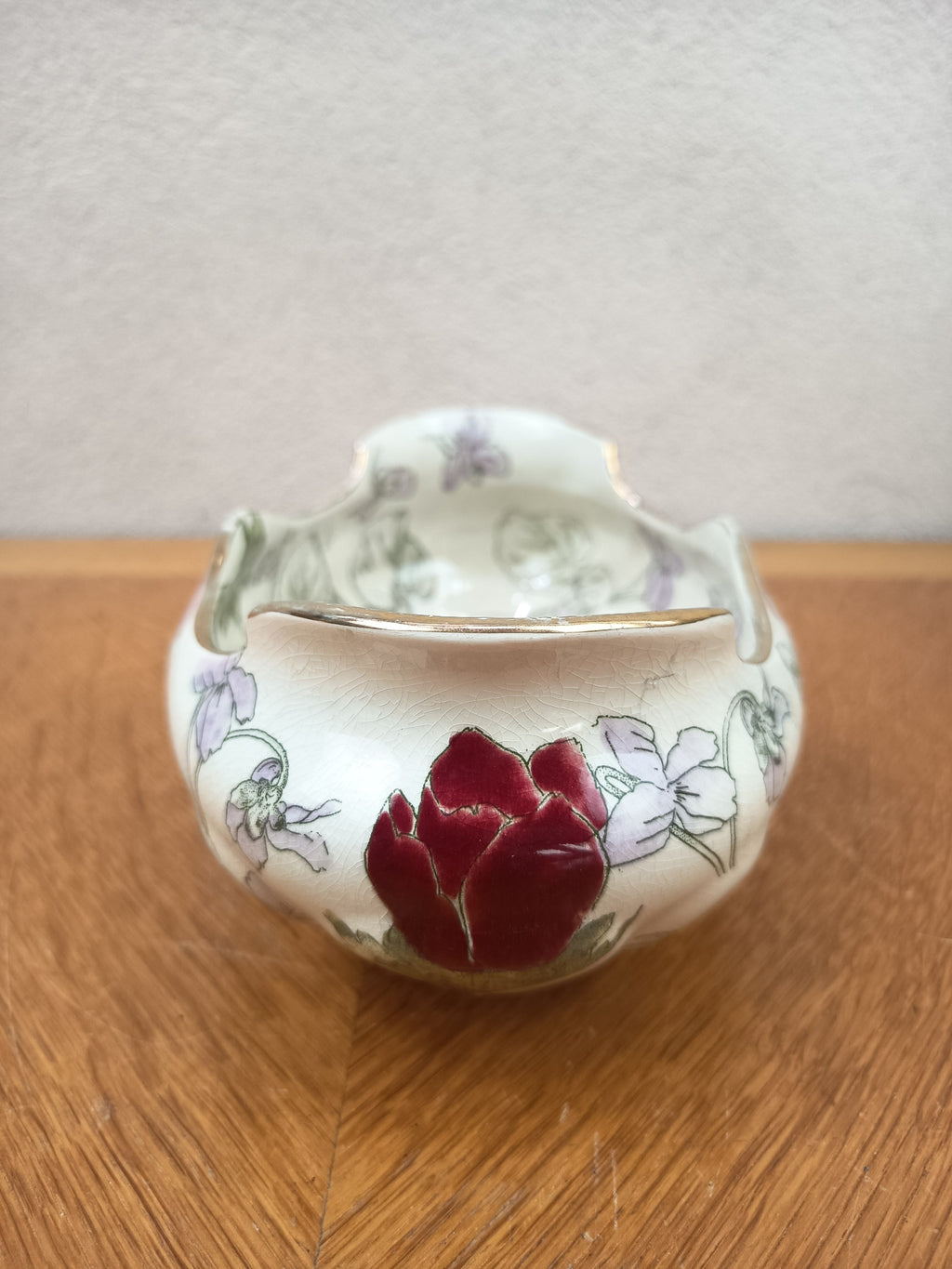 Navette de table ancienne en faïence de Lunéville Keller & Guérin, décor floral rose et mauve, 22 cm de long.