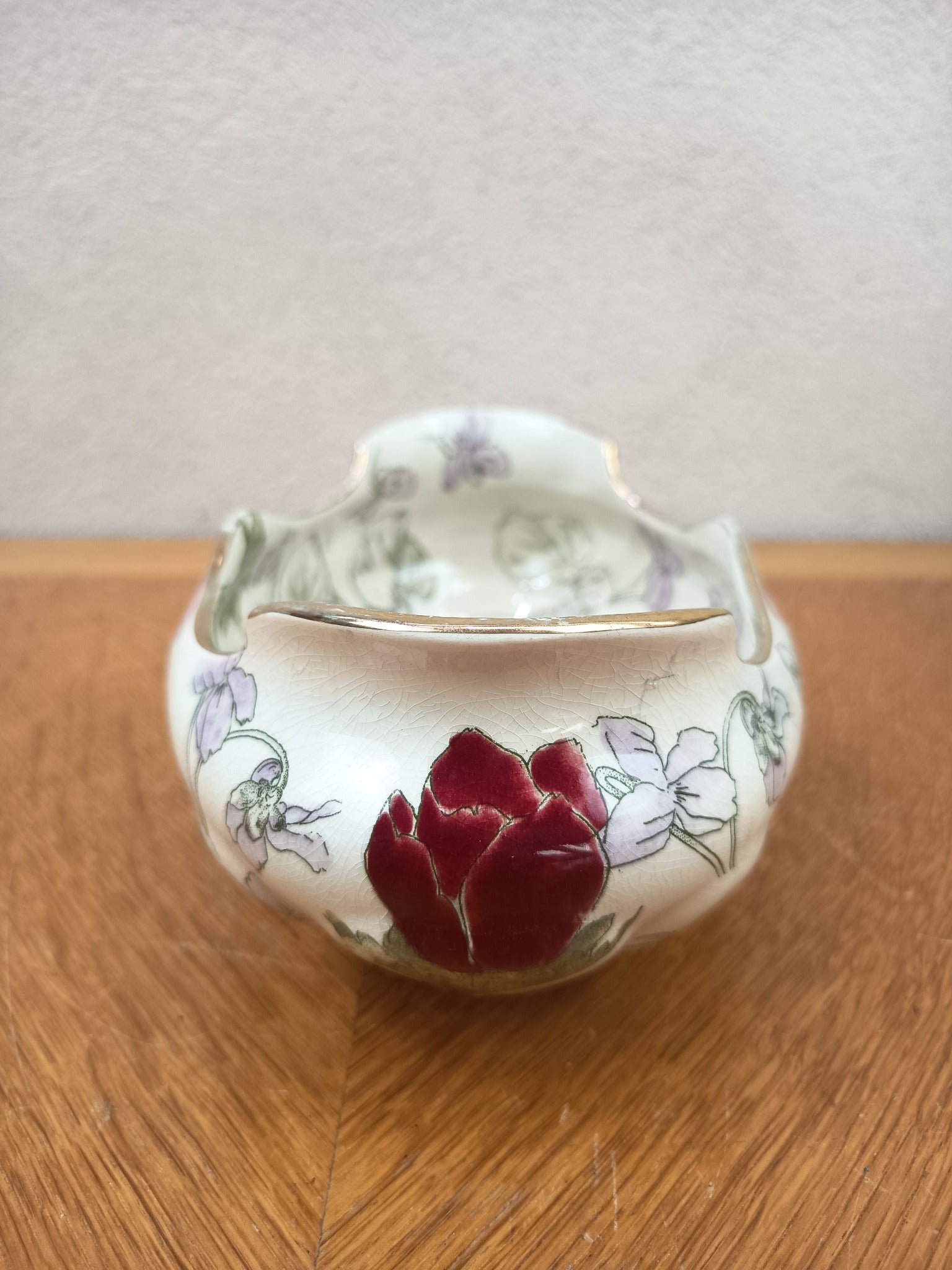 Navette de table ancienne en faïence de Lunéville Keller & Guérin, décor floral rose et mauve, 22 cm de long.