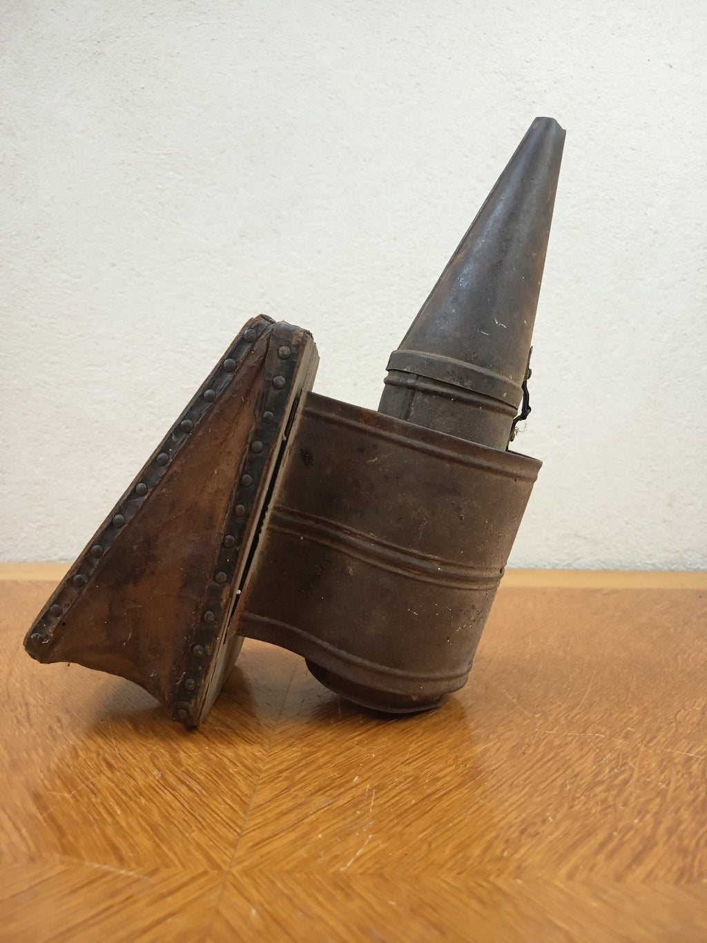 Enfumoir ancien d’apiculteur en métal, bois et cuir avec soufflet clouté, en état de fonctionnement, environ 28 x 20 cm.