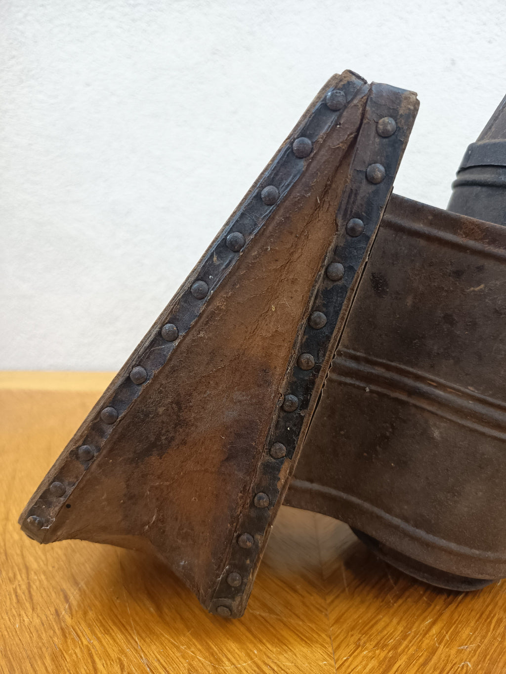 Enfumoir ancien d’apiculteur en métal, bois et cuir avec soufflet clouté, en état de fonctionnement, environ 28 x 20 cm.