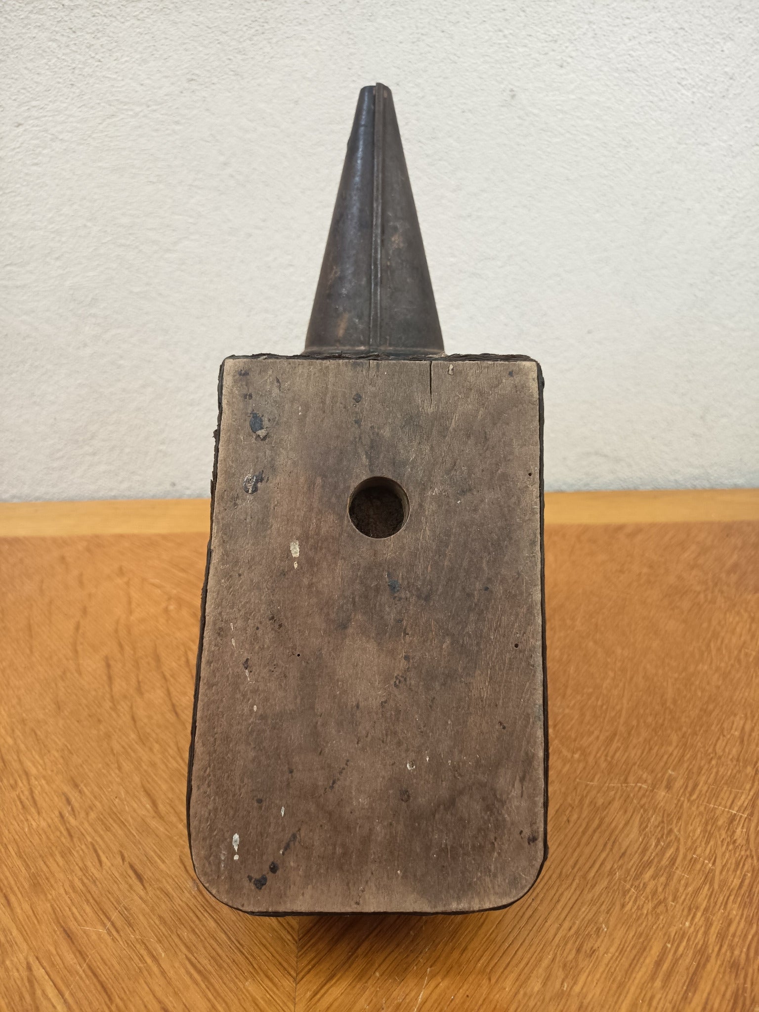 Enfumoir ancien d’apiculteur en métal, bois et cuir avec soufflet clouté, en état de fonctionnement, environ 28 x 20 cm.