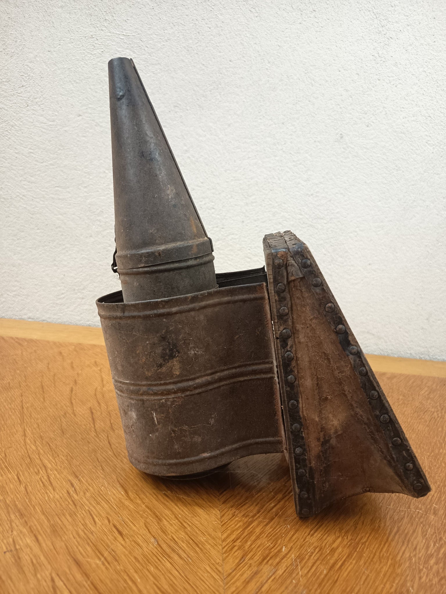 Enfumoir ancien d’apiculteur en métal, bois et cuir avec soufflet clouté, en état de fonctionnement, environ 28 x 20 cm.