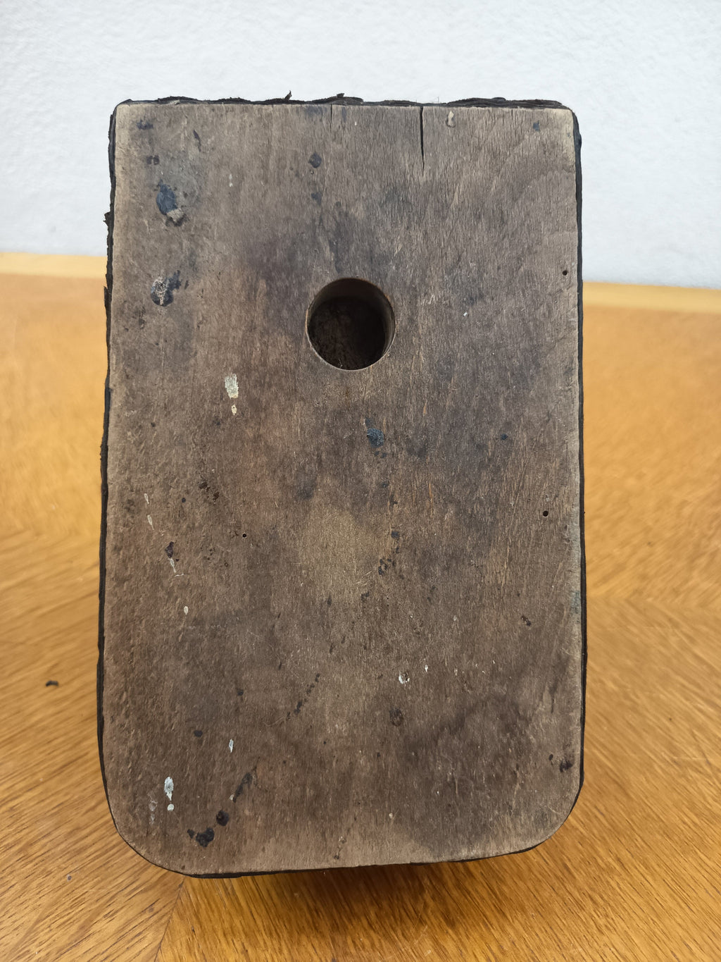 Enfumoir ancien d’apiculteur en métal, bois et cuir avec soufflet clouté, en état de fonctionnement, environ 28 x 20 cm.