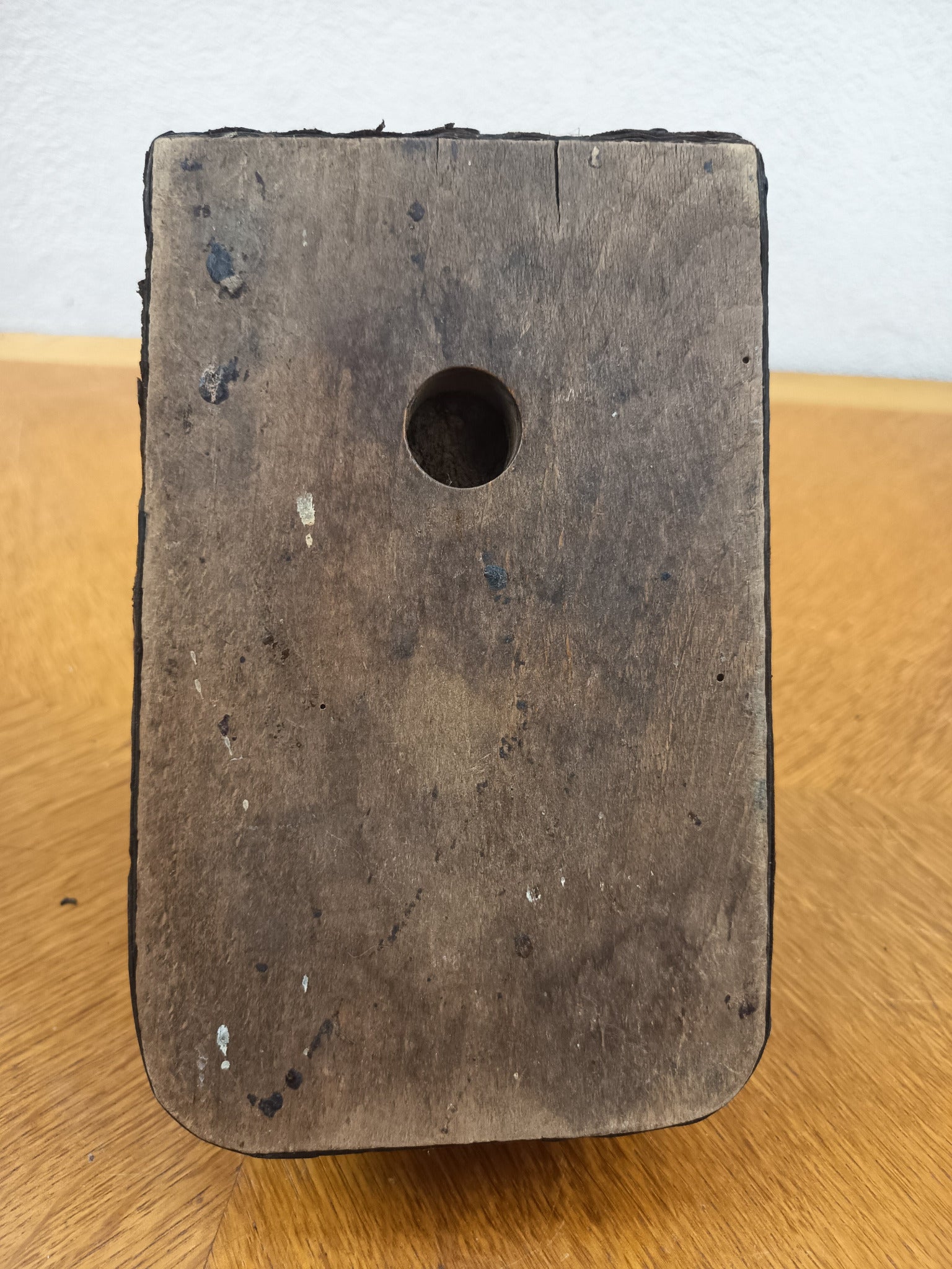Enfumoir ancien d’apiculteur en métal, bois et cuir avec soufflet clouté, en état de fonctionnement, environ 28 x 20 cm.