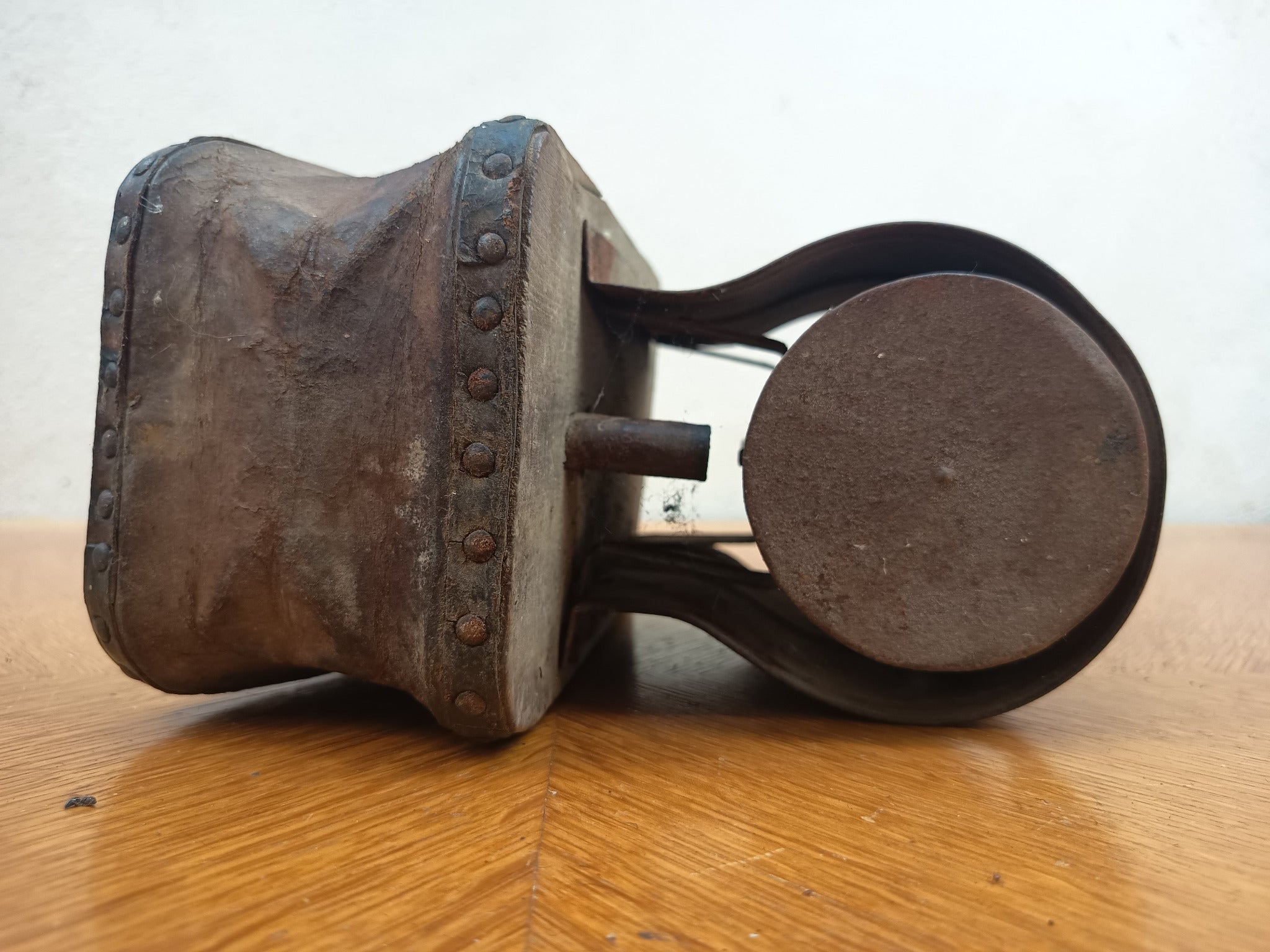 Enfumoir ancien d’apiculteur en métal, bois et cuir avec soufflet clouté, en état de fonctionnement, environ 28 x 20 cm.