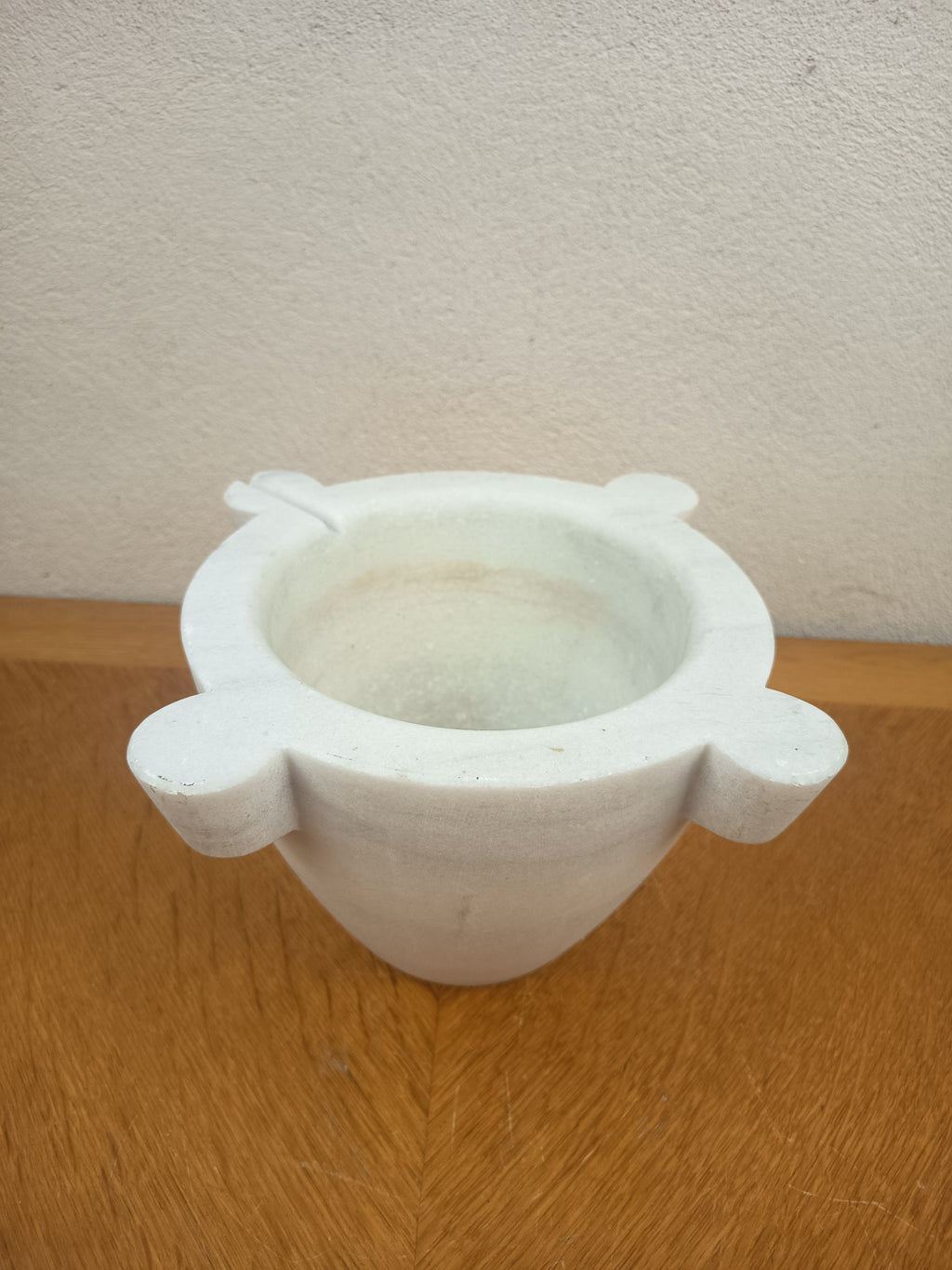 Mortier ancien en albâtre blanc à trois prises, 15 cm de haut et 20 cm de diamètre au col.