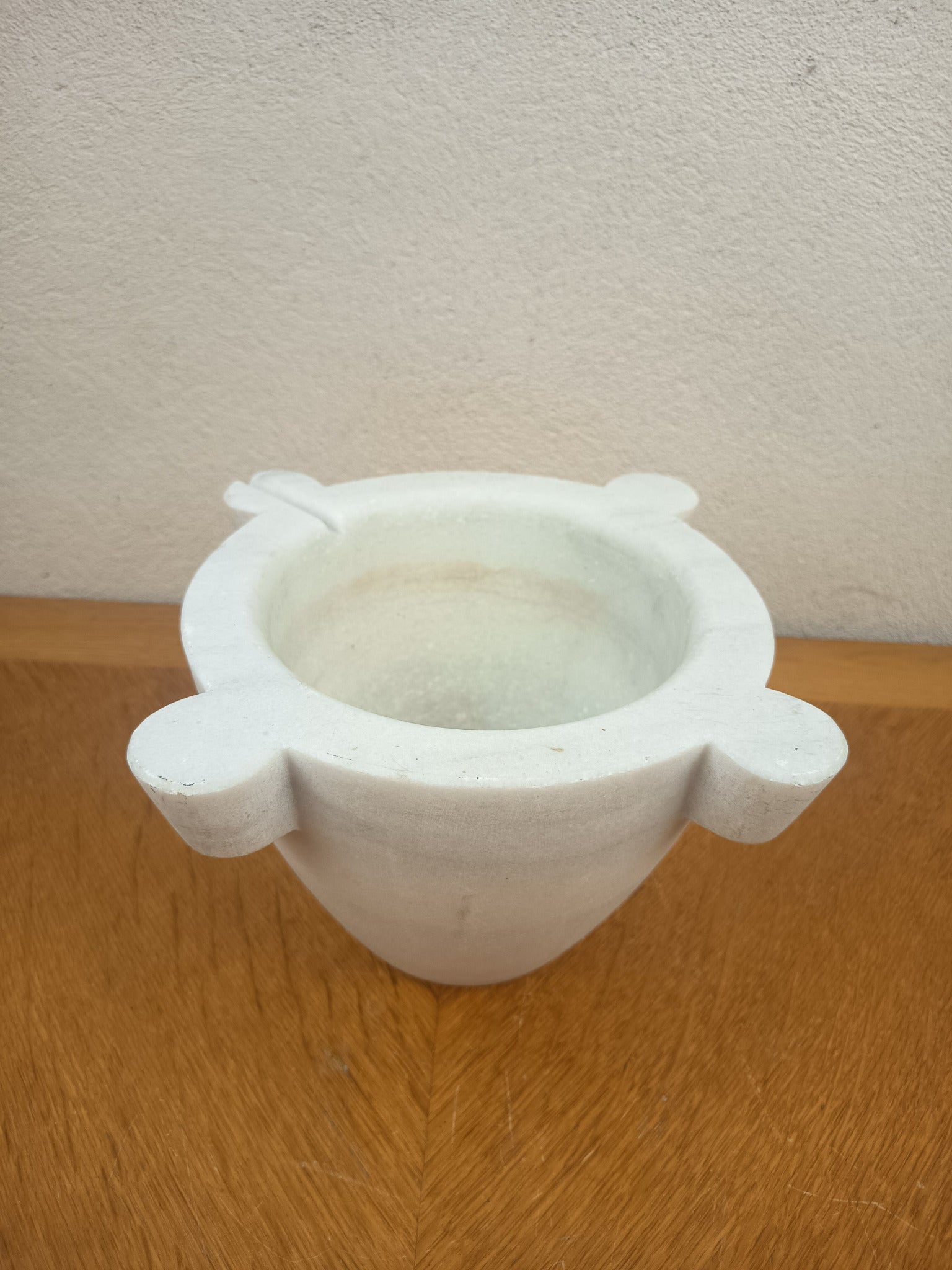 Mortier ancien en albâtre blanc à trois prises, 15 cm de haut et 20 cm de diamètre au col.