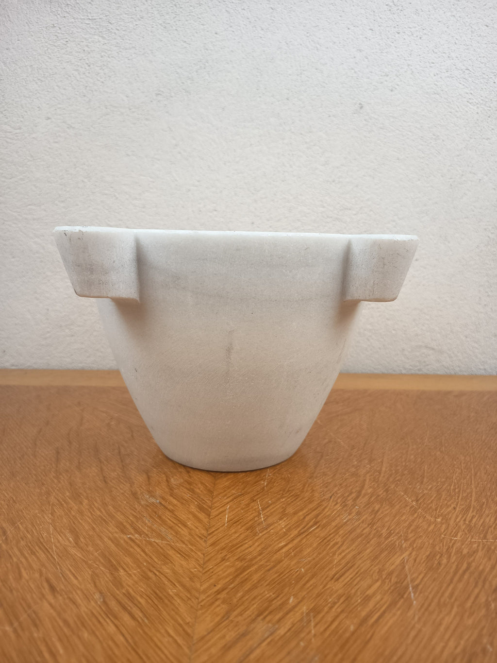 Mortier ancien en albâtre blanc à trois prises, 15 cm de haut et 20 cm de diamètre au col.