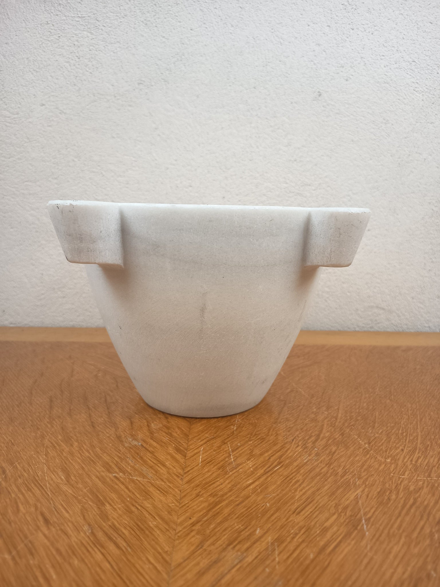 Mortier ancien en albâtre blanc à trois prises, 15 cm de haut et 20 cm de diamètre au col.