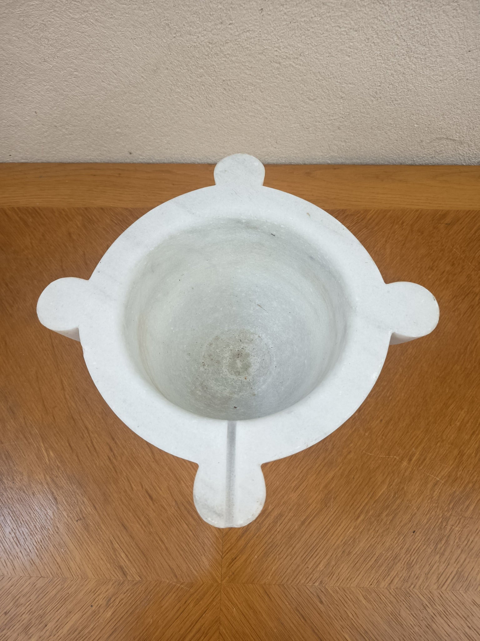 Mortier ancien en albâtre blanc à trois prises, 15 cm de haut et 20 cm de diamètre au col.