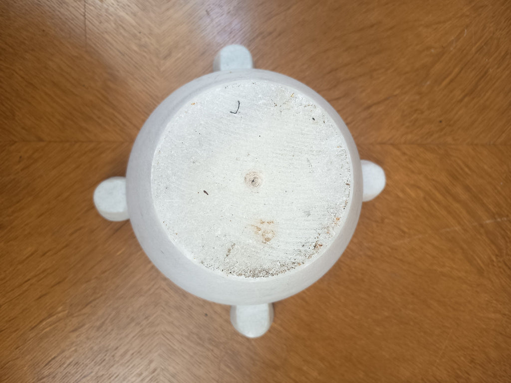 Mortier ancien en albâtre blanc à trois prises, 15 cm de haut et 20 cm de diamètre au col.