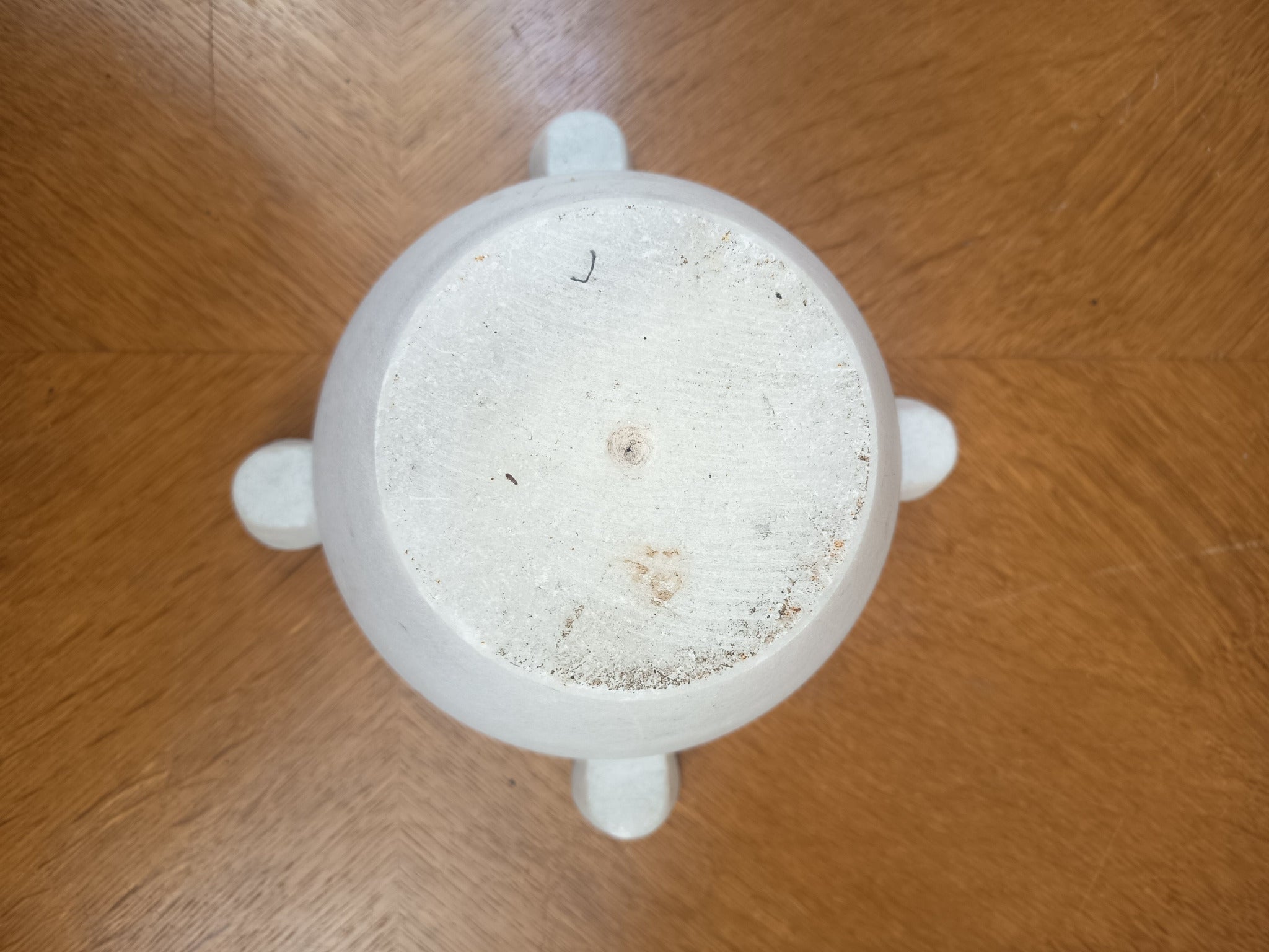 Mortier ancien en albâtre blanc à trois prises, 15 cm de haut et 20 cm de diamètre au col.