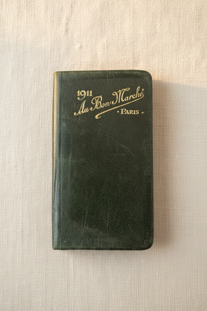 Agenda ancien Au Bon Marché Paris daté 1911, couverture verte avec dorure, format 10,5 x 6 cm.