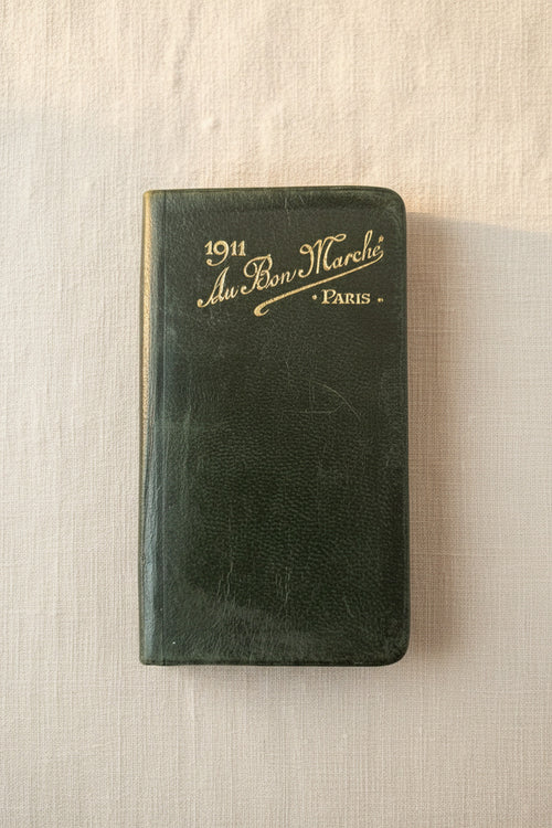 Agenda ancien Au Bon Marché Paris daté 1911, couverture verte avec dorure, format 10,5 x 6 cm.