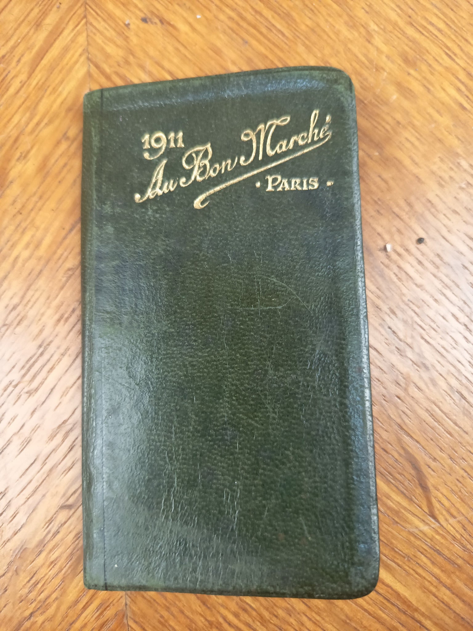 Agenda ancien Au Bon Marché Paris daté 1911, couverture verte avec dorure, format 10,5 x 6 cm.