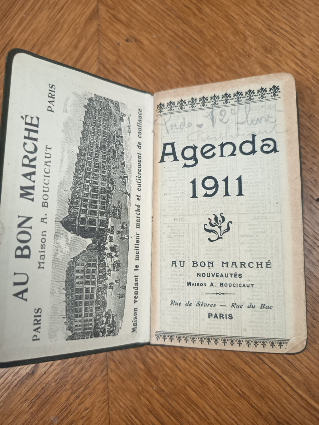 Agenda ancien Au Bon Marché Paris daté 1911, couverture verte avec dorure, format 10,5 x 6 cm.