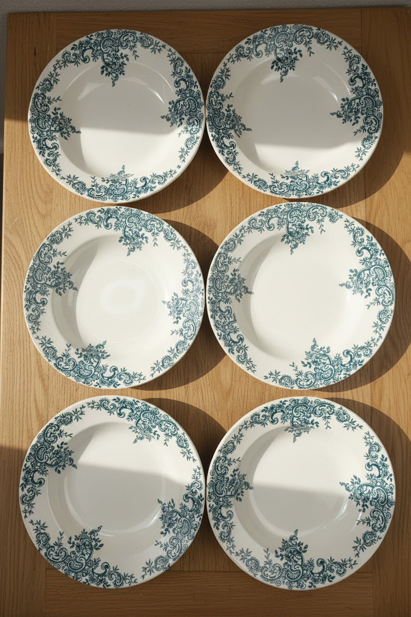 Lot de six assiettes creuses anciennes en terre de fer HB & Cie Choisy-le-Roi, modèle Louis XV, décor bleu-vert, diamètre 22 cm