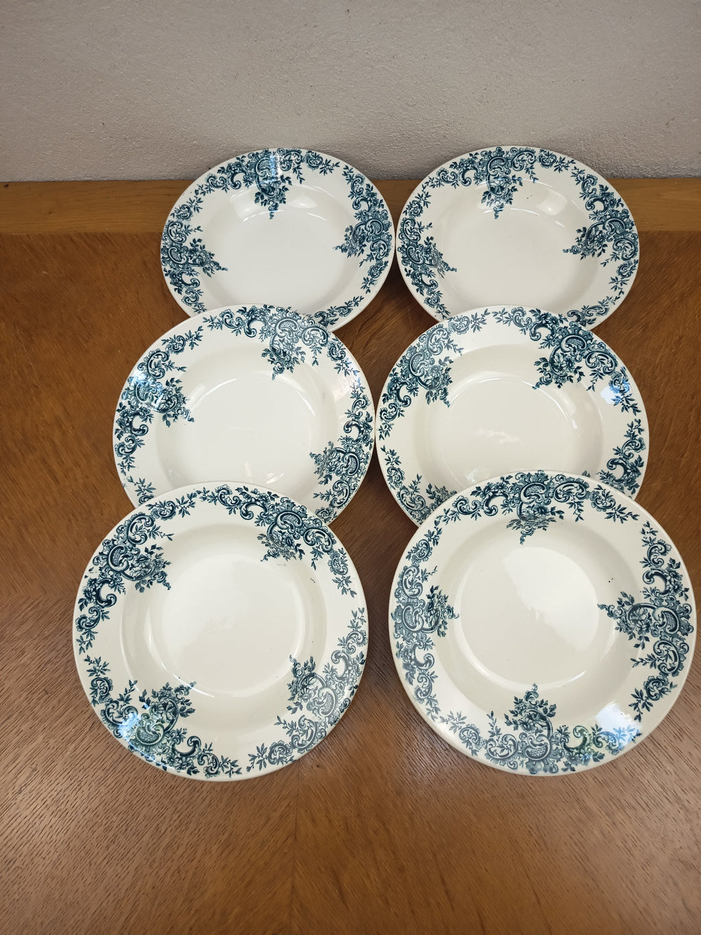 Lot de six assiettes creuses anciennes en terre de fer HB & Cie Choisy-le-Roi, modèle Louis XV, décor bleu-vert, diamètre 22 cm