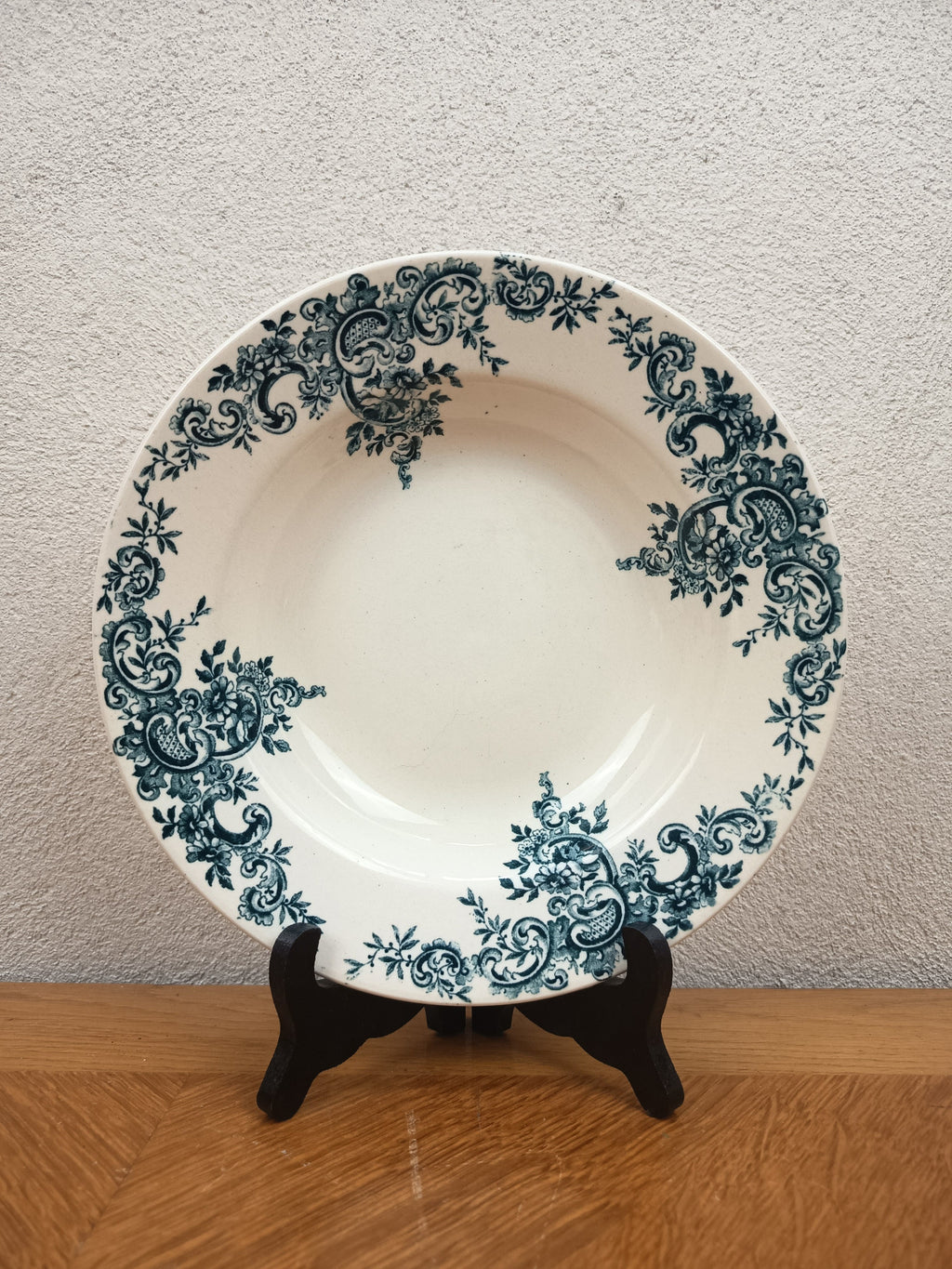 Lot de six assiettes creuses anciennes en terre de fer HB & Cie Choisy-le-Roi, modèle Louis XV, décor bleu-vert, diamètre 22 cm
