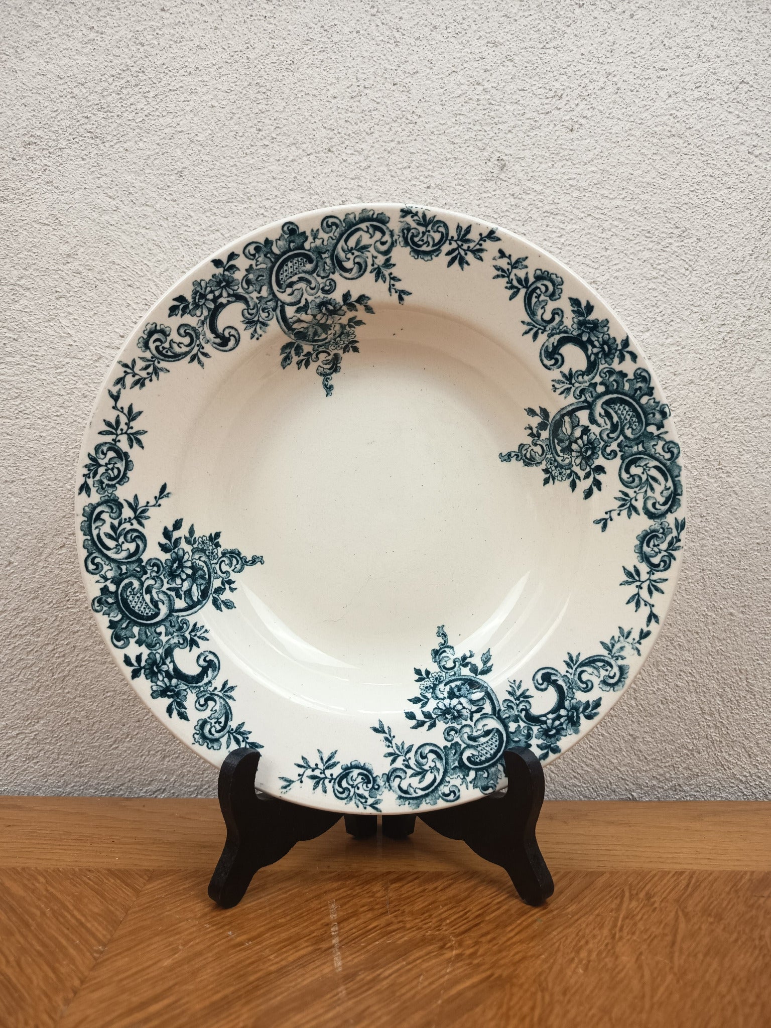 Lot de six assiettes creuses anciennes en terre de fer HB & Cie Choisy-le-Roi, modèle Louis XV, décor bleu-vert, diamètre 22 cm