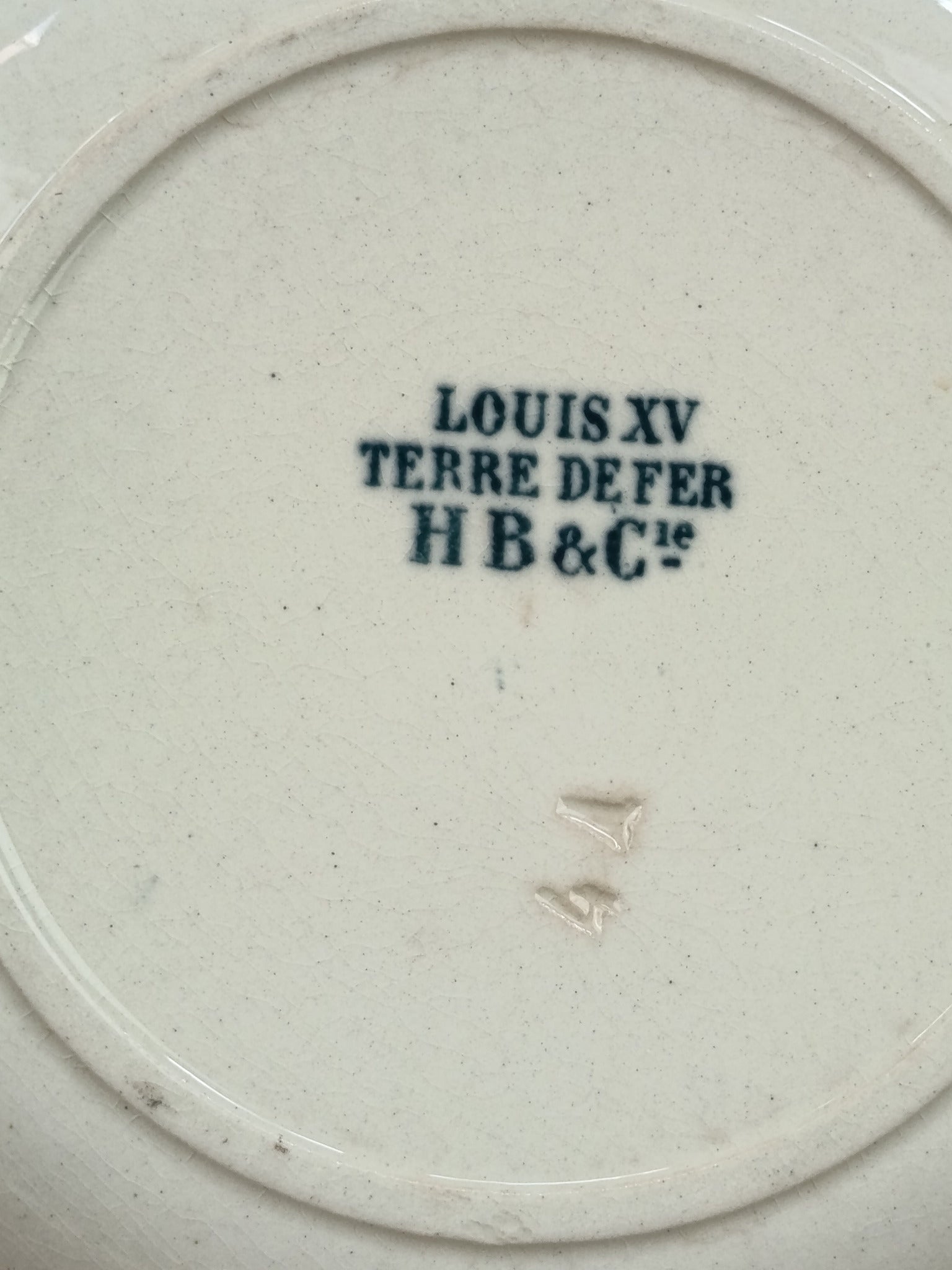 Lot de six assiettes creuses anciennes en terre de fer HB & Cie Choisy-le-Roi, modèle Louis XV, décor bleu-vert, diamètre 22 cm