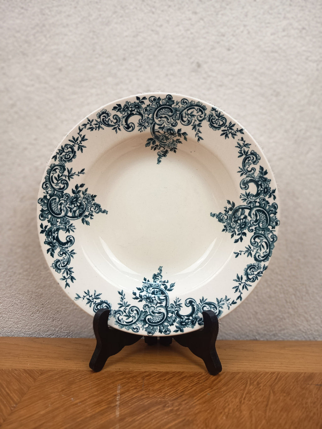 Assiette creuse ancienne en terre de fer HB & Cie Choisy-le-Roi, modèle Louis XV, décor bleu-vert à arabesques, diamètre 22 cm.
